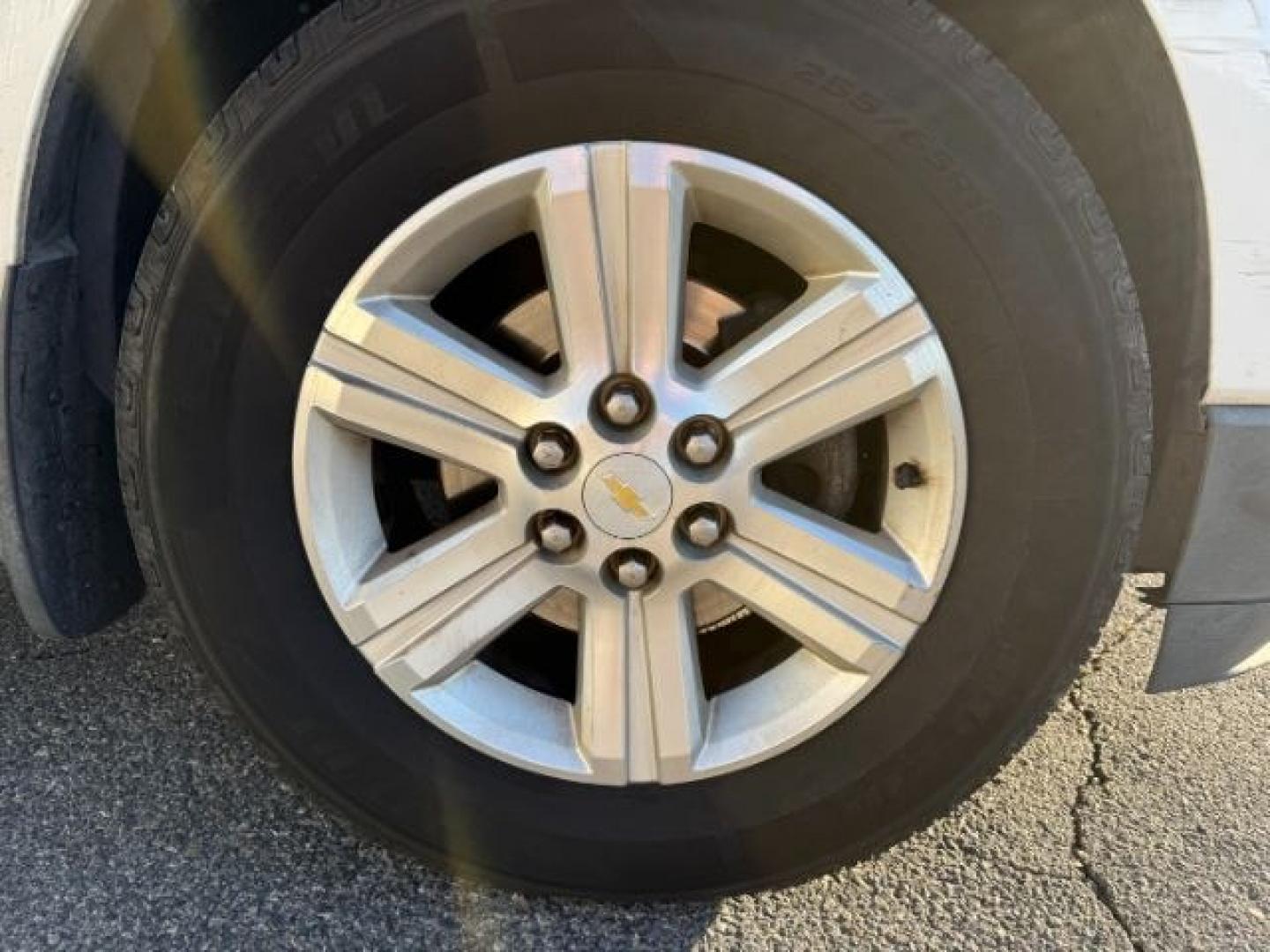 2013 WHITE /Ebony Chevrolet Traverse 1LT AWD (1GNKVGKD1DJ) with an 3.6L V6 DOHC 24V engine, 6-Speed Automatic transmission, located at 1235 N Woodruff Ave., Idaho Falls, 83401, (208) 523-1053, 43.507172, -112.000488 - At Timberline Auto, finding a great deal on your next vehicle is always easy! Our experienced sales staff goal is to help find you the right vehicle at the right price! Our knowledgeable finance department has options for almost any credit score. We offer extended service contract options to prot - Photo#12