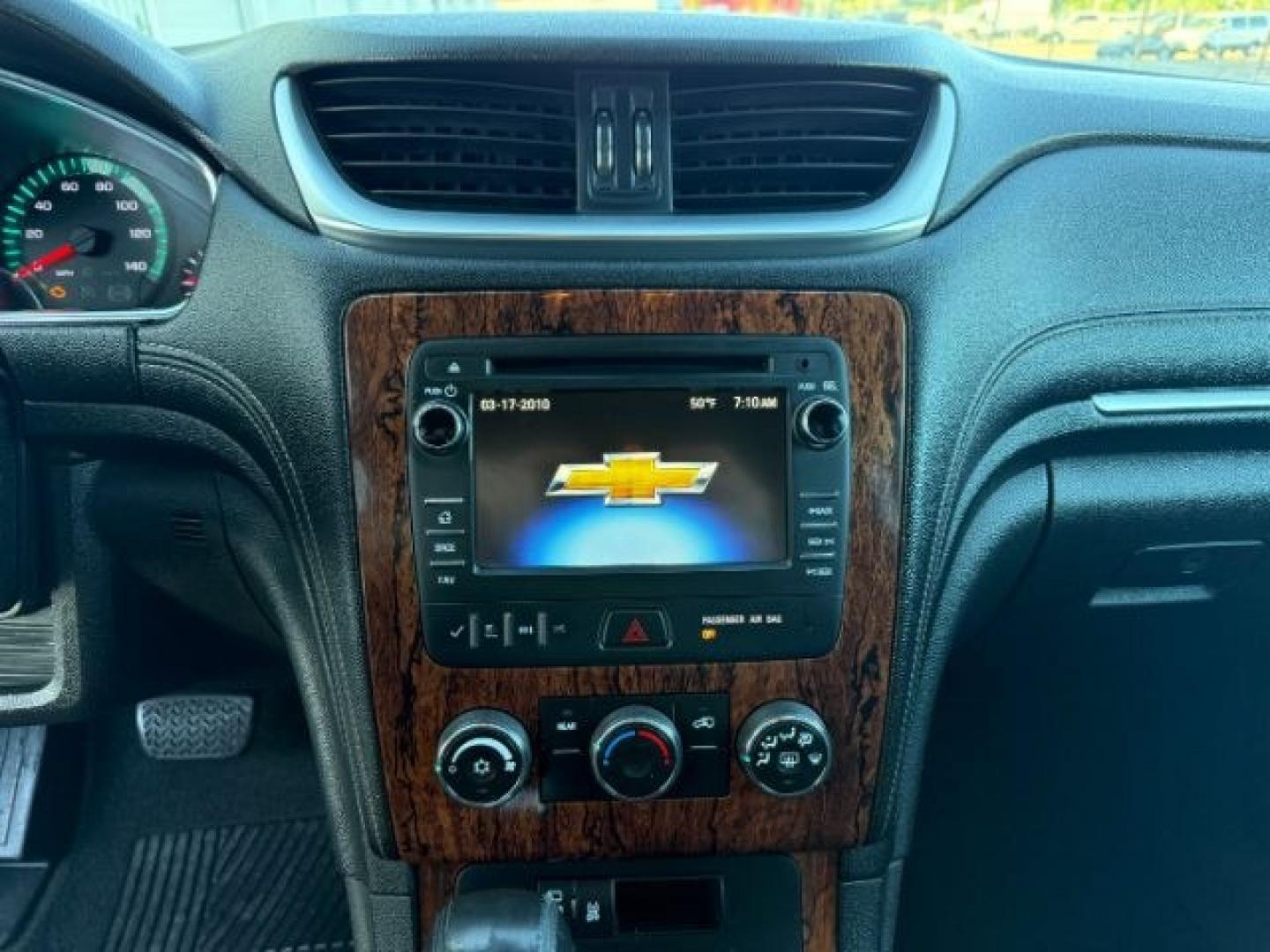 2013 WHITE /Ebony Chevrolet Traverse 1LT AWD (1GNKVGKD1DJ) with an 3.6L V6 DOHC 24V engine, 6-Speed Automatic transmission, located at 1235 N Woodruff Ave., Idaho Falls, 83401, (208) 523-1053, 43.507172, -112.000488 - At Timberline Auto, finding a great deal on your next vehicle is always easy! Our experienced sales staff goal is to help find you the right vehicle at the right price! Our knowledgeable finance department has options for almost any credit score. We offer extended service contract options to prot - Photo#17