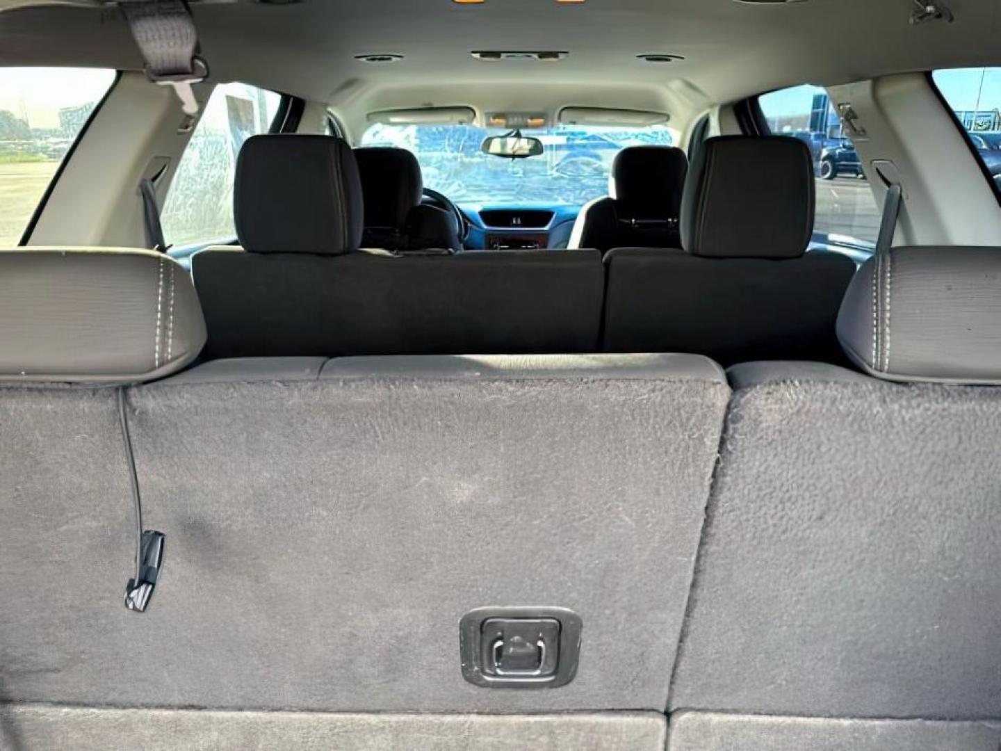 2013 WHITE /Ebony Chevrolet Traverse 1LT AWD (1GNKVGKD1DJ) with an 3.6L V6 DOHC 24V engine, 6-Speed Automatic transmission, located at 1235 N Woodruff Ave., Idaho Falls, 83401, (208) 523-1053, 43.507172, -112.000488 - At Timberline Auto, finding a great deal on your next vehicle is always easy! Our experienced sales staff goal is to help find you the right vehicle at the right price! Our knowledgeable finance department has options for almost any credit score. We offer extended service contract options to prot - Photo#6