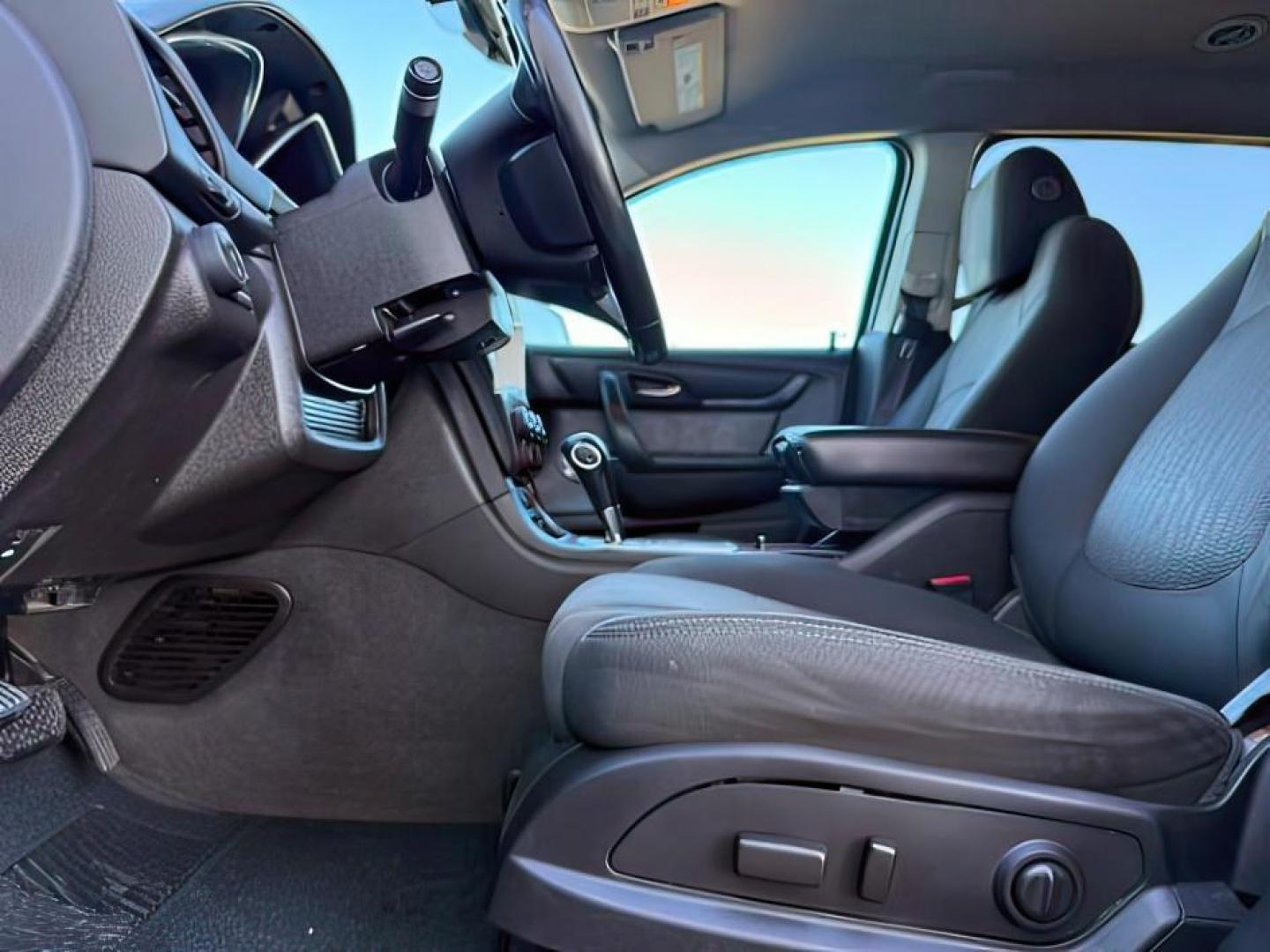 2013 WHITE /Ebony Chevrolet Traverse 1LT AWD (1GNKVGKD1DJ) with an 3.6L V6 DOHC 24V engine, 6-Speed Automatic transmission, located at 1235 N Woodruff Ave., Idaho Falls, 83401, (208) 523-1053, 43.507172, -112.000488 - At Timberline Auto, finding a great deal on your next vehicle is always easy! Our experienced sales staff goal is to help find you the right vehicle at the right price! Our knowledgeable finance department has options for almost any credit score. We offer extended service contract options to prot - Photo#14