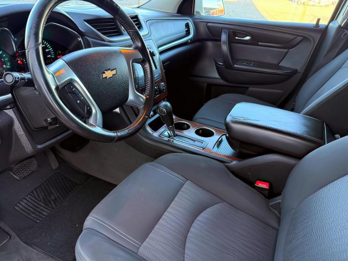 2013 WHITE /Ebony Chevrolet Traverse 1LT AWD (1GNKVGKD1DJ) with an 3.6L V6 DOHC 24V engine, 6-Speed Automatic transmission, located at 1235 N Woodruff Ave., Idaho Falls, 83401, (208) 523-1053, 43.507172, -112.000488 - At Timberline Auto, finding a great deal on your next vehicle is always easy! Our experienced sales staff goal is to help find you the right vehicle at the right price! Our knowledgeable finance department has options for almost any credit score. We offer extended service contract options to prot - Photo#15