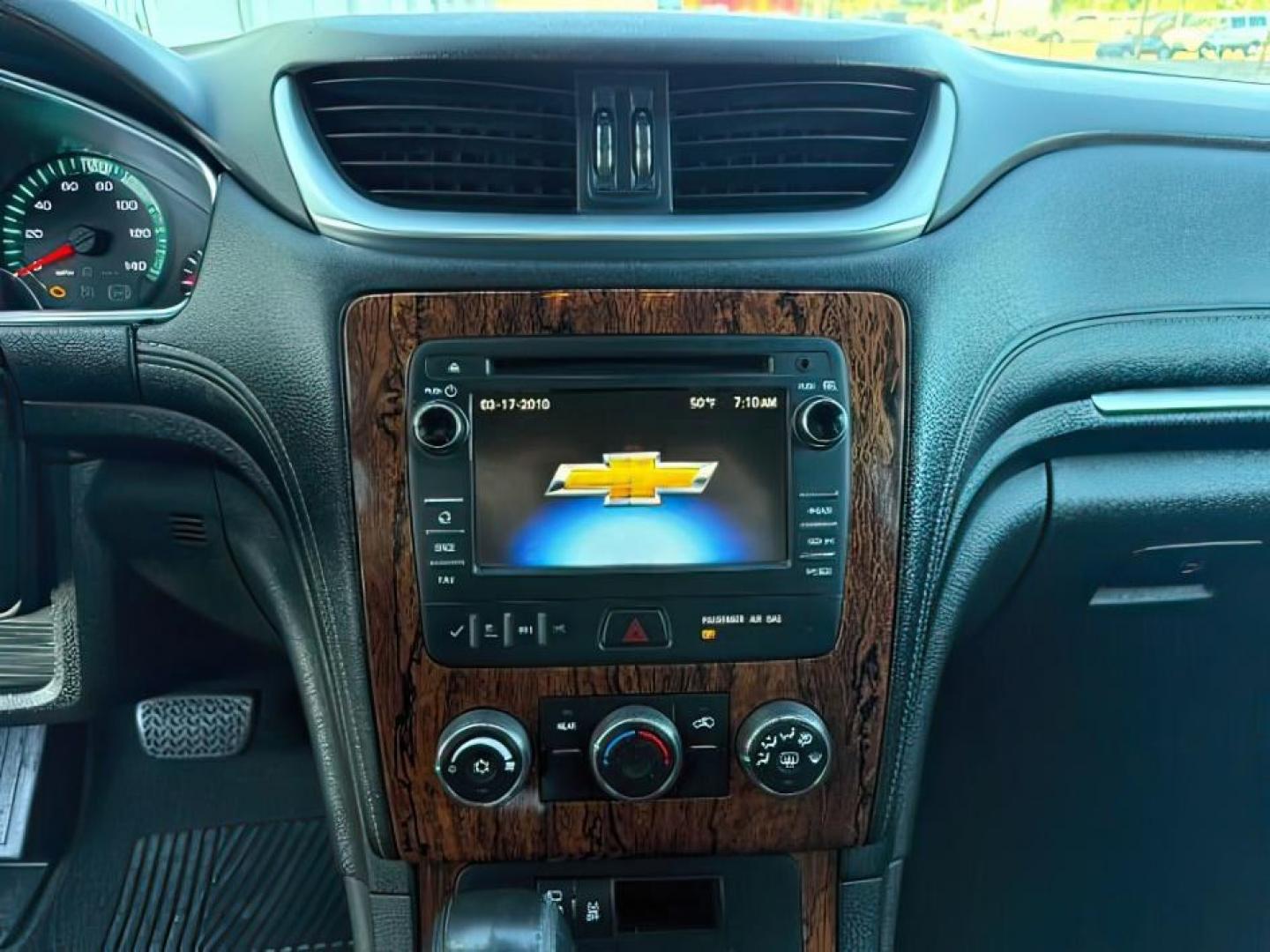 2013 WHITE /Ebony Chevrolet Traverse 1LT AWD (1GNKVGKD1DJ) with an 3.6L V6 DOHC 24V engine, 6-Speed Automatic transmission, located at 1235 N Woodruff Ave., Idaho Falls, 83401, (208) 523-1053, 43.507172, -112.000488 - At Timberline Auto, finding a great deal on your next vehicle is always easy! Our experienced sales staff goal is to help find you the right vehicle at the right price! Our knowledgeable finance department has options for almost any credit score. We offer extended service contract options to prot - Photo#17