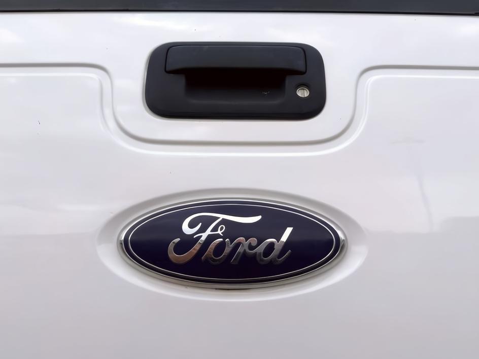 2015 WHITE /Steel Ford F-350 XL (1FT8W3BT9FE) with an V8, 6.7L engine, 6-Speed Automatic transmission, located at 1175 N Woodruff Ave, Idaho Falls, ID, 83401, 43.506901, -111.999657 - <b>Vehicle Details</b><br>Pre-owned 2015 Ford F-350 Super Duty XL Crew Cab Long Bed 4WD for sale in Idaho Falls, ID. This heavy-duty pickup is built to handle demanding jobs, weekend projects, and everyday driving with confidence. Equipped with a powerful V8 6.7L Diesel engine and 4WD, it delivers t- Photo#30