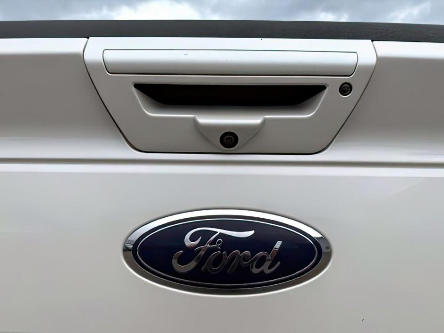 2019 Oxford White /Black Ford F-150 LARIAT (1FTFW1E48KF) with an EcoBoost 3.5L V-6 port/direct injection engine, AUTOMATIC transmission, located at 1235 N Woodruff Ave., Idaho Falls, 83401, (208) 523-1053, 43.507172, -112.000488 - At Timberline Auto, finding a great deal on your next vehicle is always easy! Our experienced sales staff's goal is to help find you the right vehicle at the right price! Our knowledgeable finance department has options for almost any credit score. We offer extended service contract options to prote - Photo#4