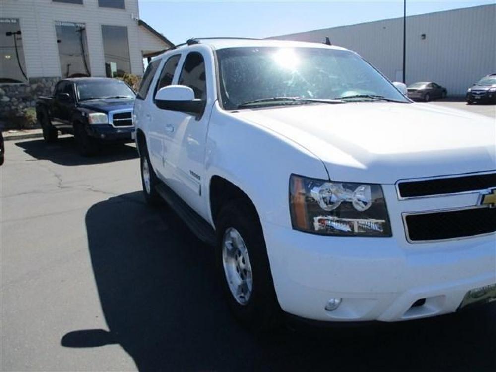 2010 WHITE CHEVROLET TAHOE K1500 LT (1GNUKBE00AR) with an 8 engine, 6 Speed Automatic transmission, located at 1580 E Lincoln Rd, Idaho Falls, ID, 83401, (208) 523-4000, 0.000000, 0.000000 - 4WD- 5.3L V8- CLOTH INTERIOR. DRIVEN MILES-167,902 FULL SIZED SUV- At Timberline Auto it is always easy to find a great deal for a great vehicle. We pride ourselves on our ability to go the extra mile. With our exprerienced sales team we will be able to find you the right rig here on our lot o - Photo #6