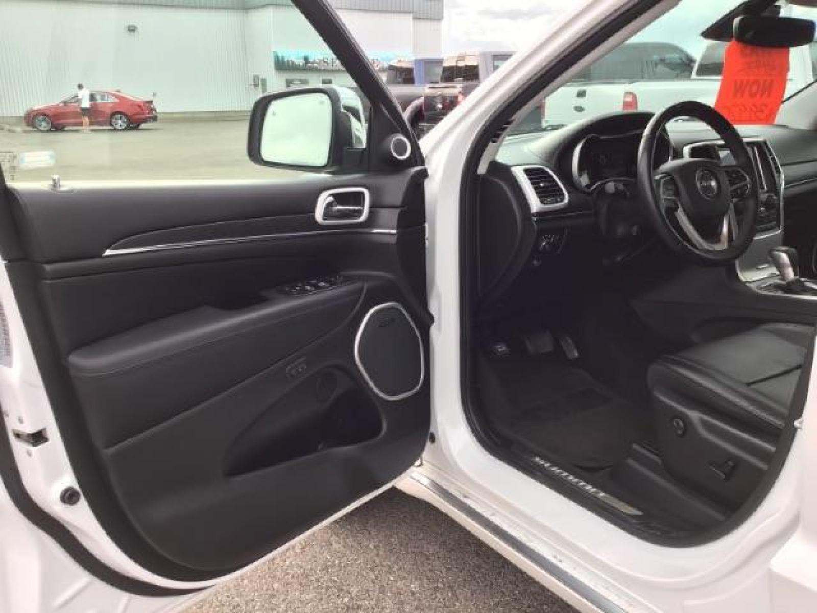 2018 Bright White Clear Coat /Black, leather Jeep Grand Cherokee Summit 4WD (1C4RJFJTXJC) with an 5.7L V8 OHV 16V engine, 8-Speed Automatic transmission, located at 1235 N Woodruff Ave., Idaho Falls, 83401, (208) 523-1053, 43.507172, -112.000488 - Photo #9