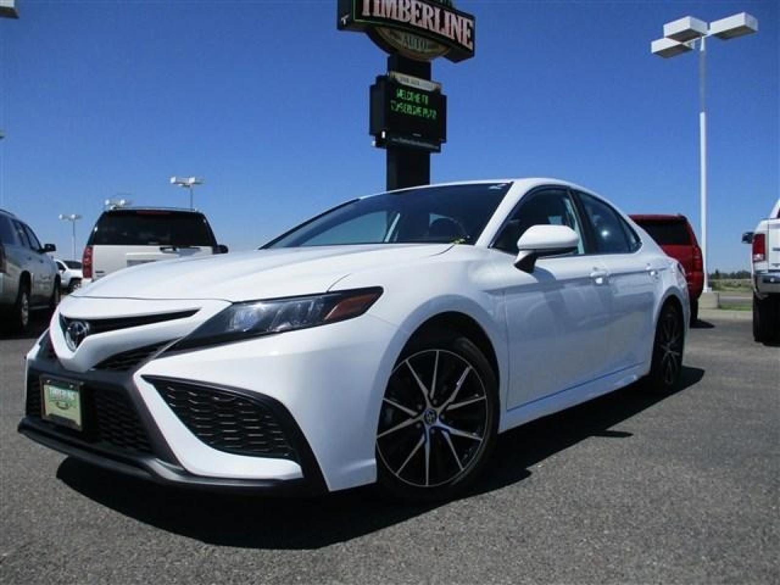 2021 WHITE /BLACK TOYOTA CAMRY SE (4T1G11AKXMU) with an 4 engine, Automatic transmission, located at 1235 N Woodruff Ave., Idaho Falls, 83401, (208) 523-1053, 43.507172, -112.000488 - Photo #1