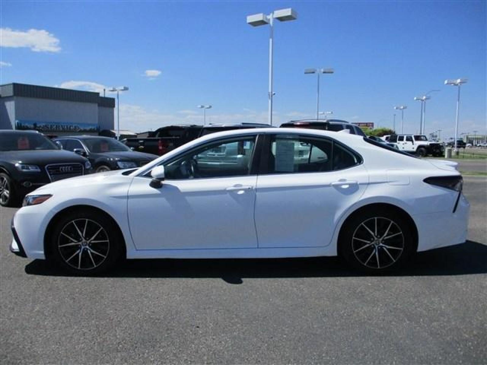 2021 WHITE /BLACK TOYOTA CAMRY SE (4T1G11AKXMU) with an 4 engine, Automatic transmission, located at 1235 N Woodruff Ave., Idaho Falls, 83401, (208) 523-1053, 43.507172, -112.000488 - Photo #2