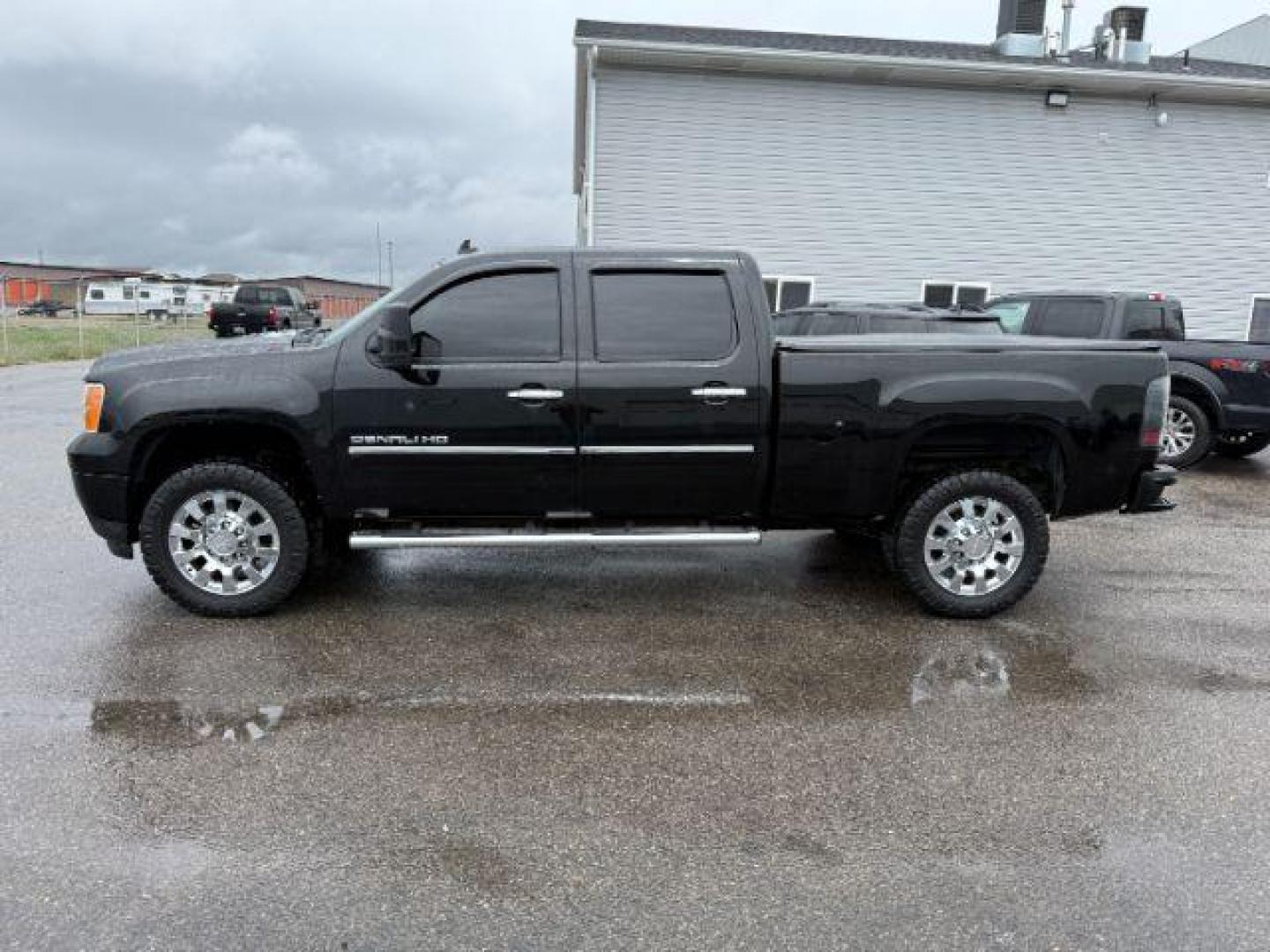 2013 Onyx Black /Ebony GMC Sierra 2500HD Denali (1GT125E89DF) with an Duramax 6.6L V-8 diesel direct injection engine, AUTOMATIC transmission, located at 1235 N Woodruff Ave., Idaho Falls, 83401, (208) 523-1053, 43.507172, -112.000488 - At Timberline Auto, finding a great deal on your next vehicle is always easy! Our experienced sales staff's goal is to help find you the right vehicle at the right price! Our knowledgeable finance department has options for almost any credit score. We offer extended service contract options to prote - Photo#1