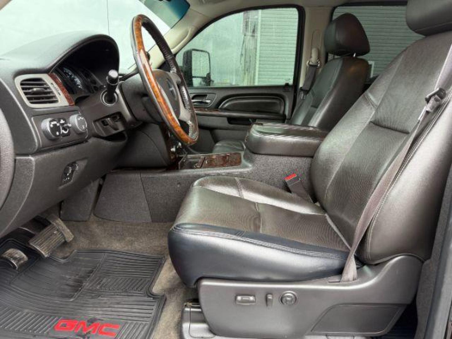 2013 Onyx Black /Ebony GMC Sierra 2500HD Denali (1GT125E89DF) with an Duramax 6.6L V-8 diesel direct injection engine, AUTOMATIC transmission, located at 1235 N Woodruff Ave., Idaho Falls, 83401, (208) 523-1053, 43.507172, -112.000488 - At Timberline Auto, finding a great deal on your next vehicle is always easy! Our experienced sales staff's goal is to help find you the right vehicle at the right price! Our knowledgeable finance department has options for almost any credit score. We offer extended service contract options to prote - Photo#11