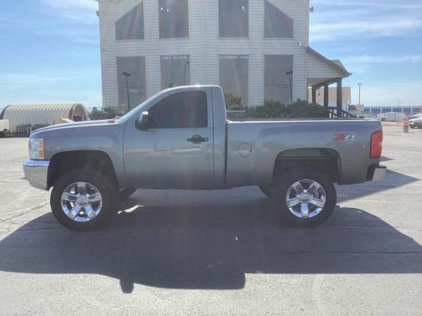 2013 Mocha Steel Metallic Chevrolet Silverado 1500 LT 4WD (1GCNKSE03DZ) with an 5.3L V8 OHV 16V FFV engine, located at 1235 N Woodruff Ave., Idaho Falls, 83401, (208) 523-1053, 43.507172, -112.000488 - Photo#2