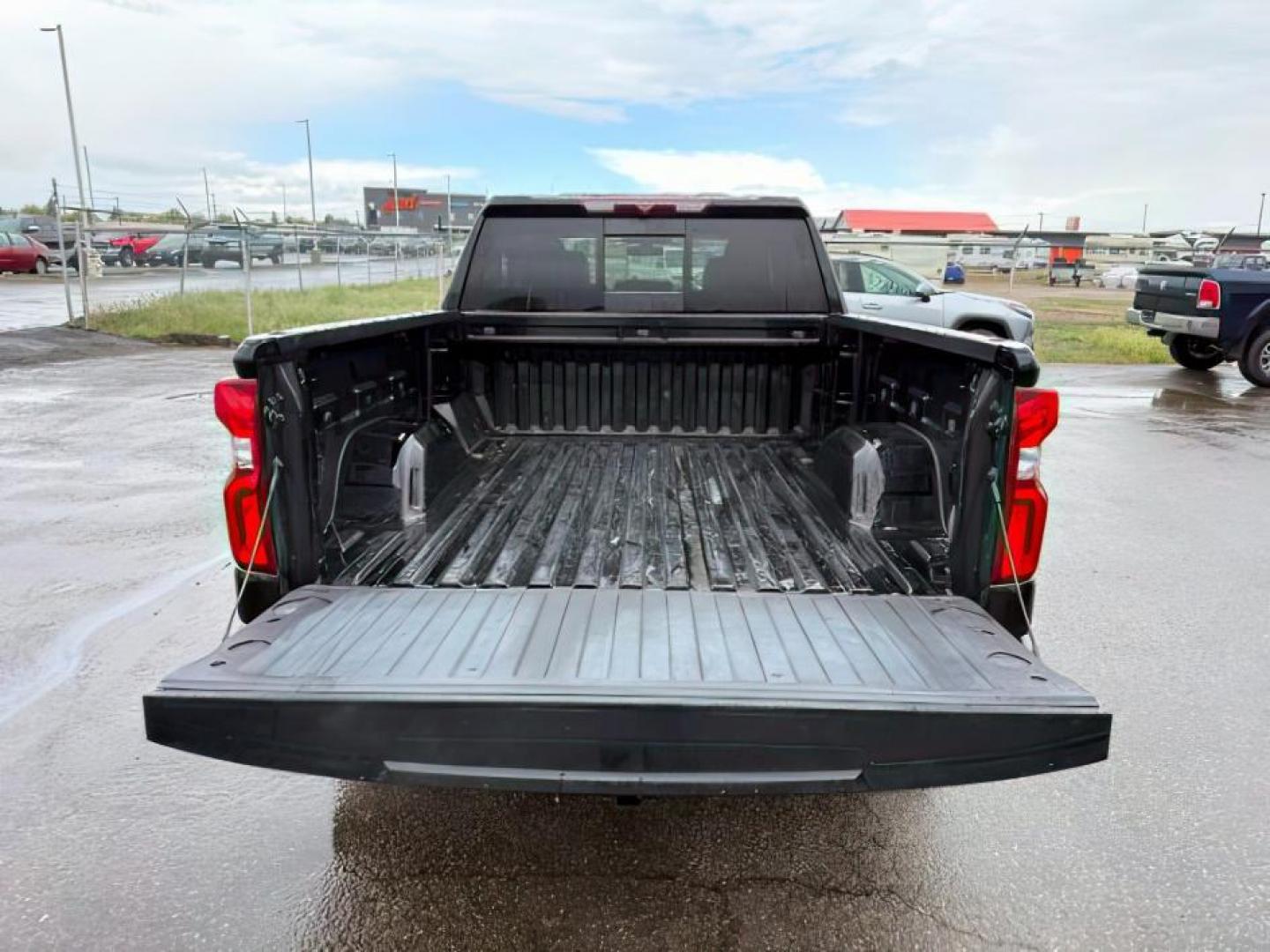 2020 BLACK /LEATHER Chevrolet Silverado 1500 RST Crew Cab 4WD (1GCUYEEL3LZ) with an 6.2 engine, AUTOMATIC transmission, located at 1235 N Woodruff Ave., Idaho Falls, 83401, (208) 523-1053, 43.507172, -112.000488 - At Timberline Auto, finding a great deal on your next vehicle is always easy! Our experienced sales staff's goal is to help find you the right vehicle at the right price! Our knowledgeable finance department has options for almost any credit score. We offer extended service contract options to prote - Photo#5