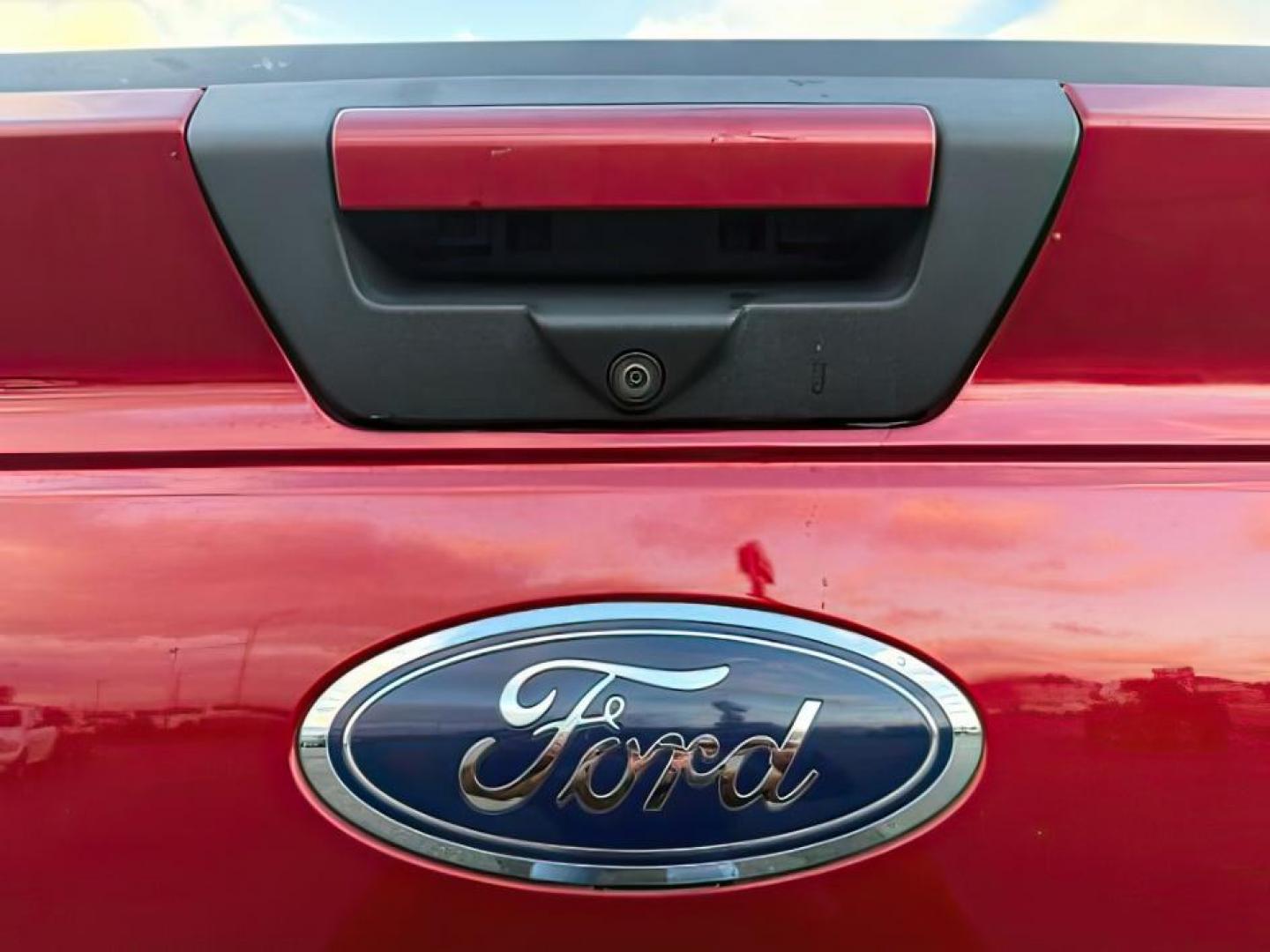 2018 RED /Black, premium cloth Ford F-150 (1FTEW1EP3JF) with an 27L V6 DOHC 24V engine, Automatic transmission, located at 1175 N Woodruff Ave, Idaho Falls, ID, 83401, 43.506901, -111.999657 - At Timberline Auto, finding a great deal on your next vehicle is always easy! Our experienced sales staff's goal is to help find you the right vehicle at the right price! Our knowledgeable finance department has options for almost any credit score. We offer extended service contract options to prote - Photo#4