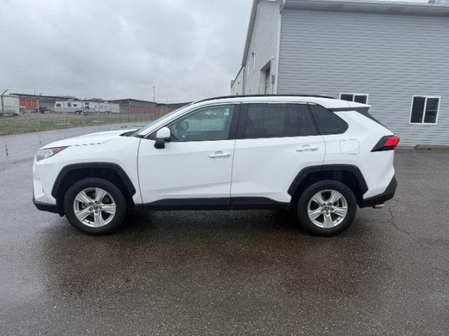 2021 Super White /Black, cloth Toyota RAV4 XLE AWD (2T3P1RFV8MC) with an 2.5L L4 DOHC 16V engine, 8-Speed Automatic transmission, located at 1235 N Woodruff Ave., Idaho Falls, 83401, (208) 523-1053, 43.507172, -112.000488 - Photo#1