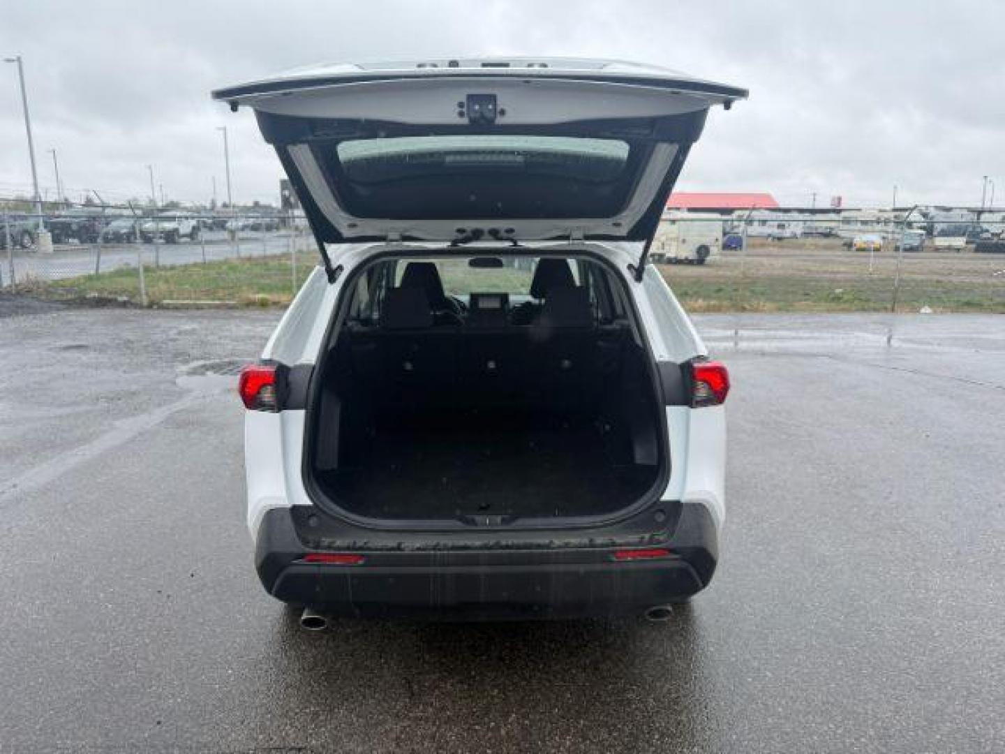 2021 Super White /Black, cloth Toyota RAV4 XLE AWD (2T3P1RFV8MC) with an 2.5L L4 DOHC 16V engine, 8-Speed Automatic transmission, located at 1235 N Woodruff Ave., Idaho Falls, 83401, (208) 523-1053, 43.507172, -112.000488 - Photo#5