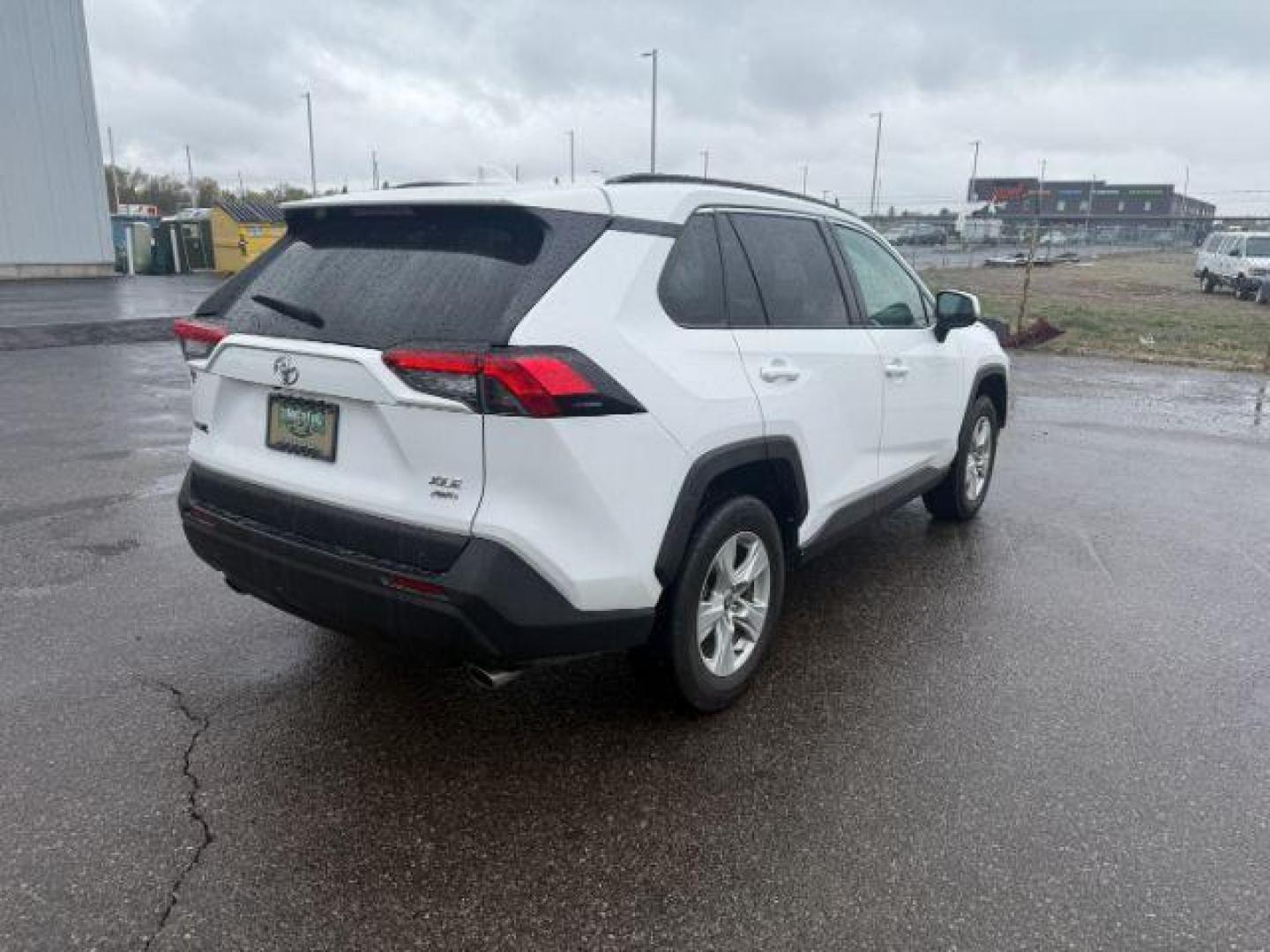 2021 Super White /Black, cloth Toyota RAV4 XLE AWD (2T3P1RFV8MC) with an 2.5L L4 DOHC 16V engine, 8-Speed Automatic transmission, located at 1235 N Woodruff Ave., Idaho Falls, 83401, (208) 523-1053, 43.507172, -112.000488 - Photo#6