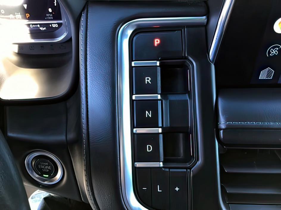 2022 Black /Jet Black Chevrolet Suburban (1GNSKDKDXNR) with an 53L V8 OHV 16V engine, Automatic transmission, located at 1175 N Woodruff Ave, Idaho Falls, ID, 83401, 43.506901, -111.999657- Photo#11
