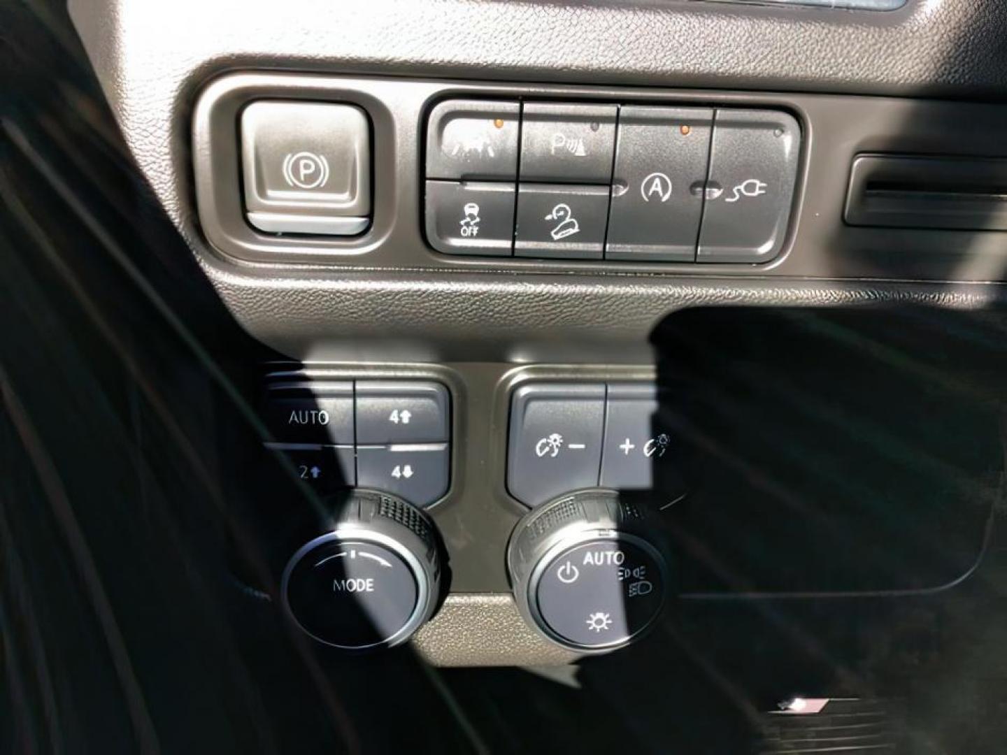 2022 Black /Jet Black Chevrolet Suburban Z71 (1GNSKDKDXNR) with an 5.3L V8 OHV 16V engine, 10-Speed Automatic transmission, located at 1235 N Woodruff Ave., Idaho Falls, 83401, (208) 523-1053, 43.507172, -112.000488 - This 2022 Chevrolet Suburban LT Z71, has the 5.3L V8 motor. It only has 35,683 miles. Comes with leather seats, both fronts seats are powered, heated seats, remote start, back up camera, lane assist, rear climate control, Bose stereo system, Running boards , and it has a towing package. **At Timberl - Photo#14