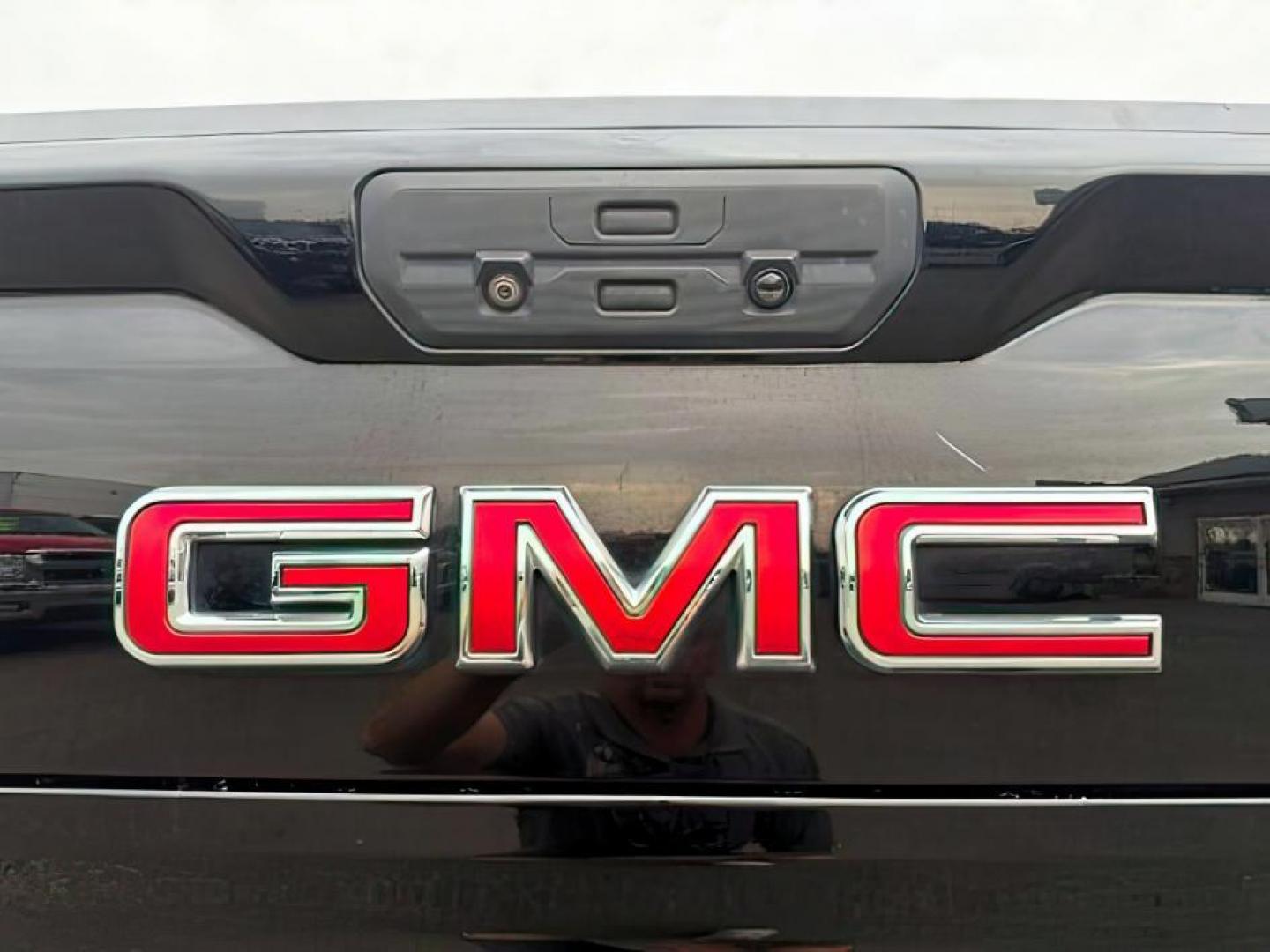 2020 Onyx Black /Jet Black w/Kalahari Accents, leather GMC Sierra 1500 (1GTP9EEL2LZ) with an 62L V8 OHV 16V engine, Automatic transmission, located at 1175 N Woodruff Ave, Idaho Falls, ID, 83401, 43.506901, -111.999657 - At Timberline Auto, finding a great deal on your next vehicle is always easy! Our experienced sales staff's goal is to help find you the right vehicle at the right price! Our knowledgeable finance department has options for almost any credit score. We offer extended service contract options to prote - Photo#4