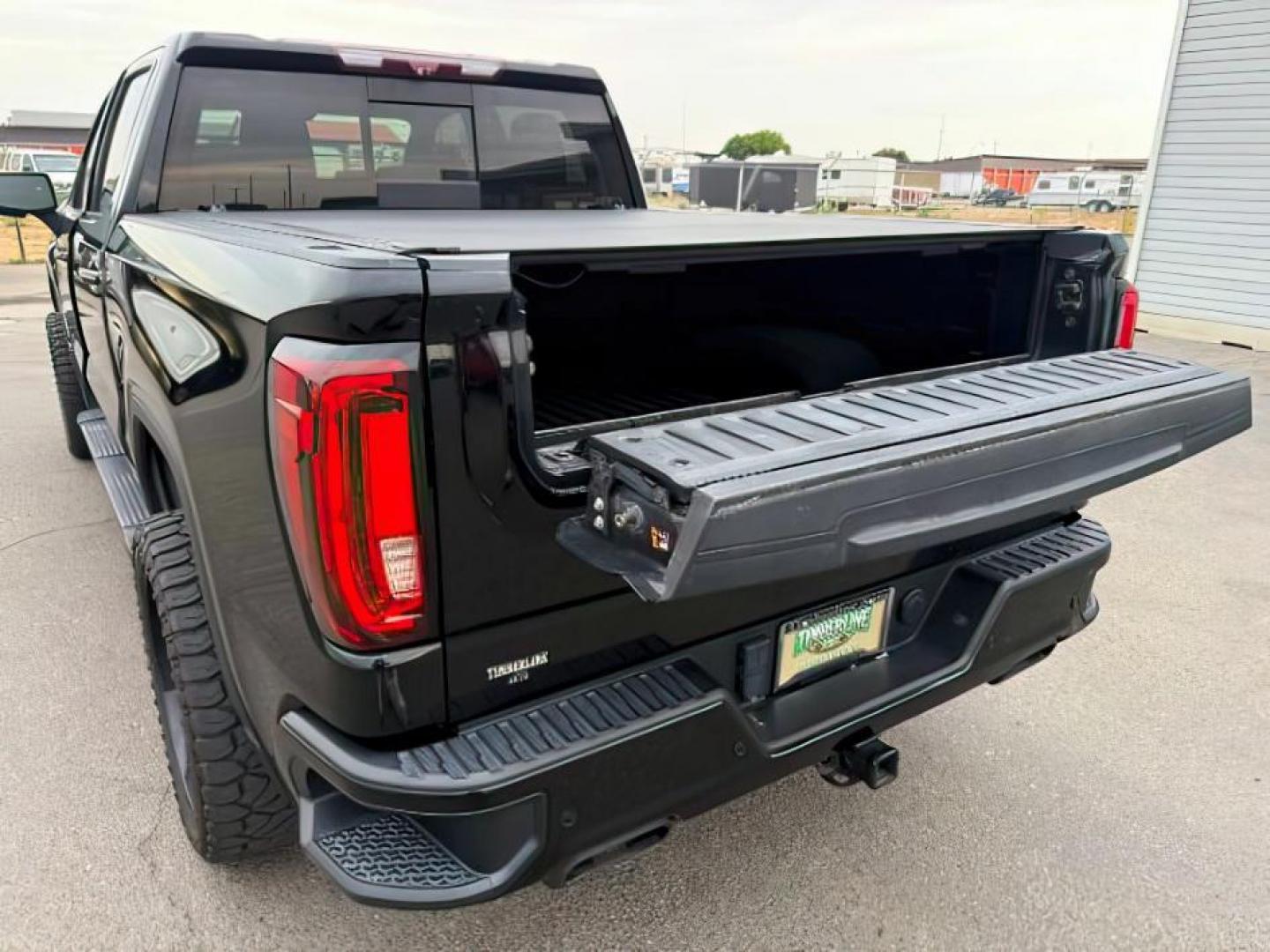 2020 Onyx Black /Jet Black w/Kalahari Accents, leather GMC Sierra 1500 (1GTP9EEL2LZ) with an 62L V8 OHV 16V engine, Automatic transmission, located at 1175 N Woodruff Ave, Idaho Falls, ID, 83401, 43.506901, -111.999657 - At Timberline Auto, finding a great deal on your next vehicle is always easy! Our experienced sales staff's goal is to help find you the right vehicle at the right price! Our knowledgeable finance department has options for almost any credit score. We offer extended service contract options to prote - Photo#5