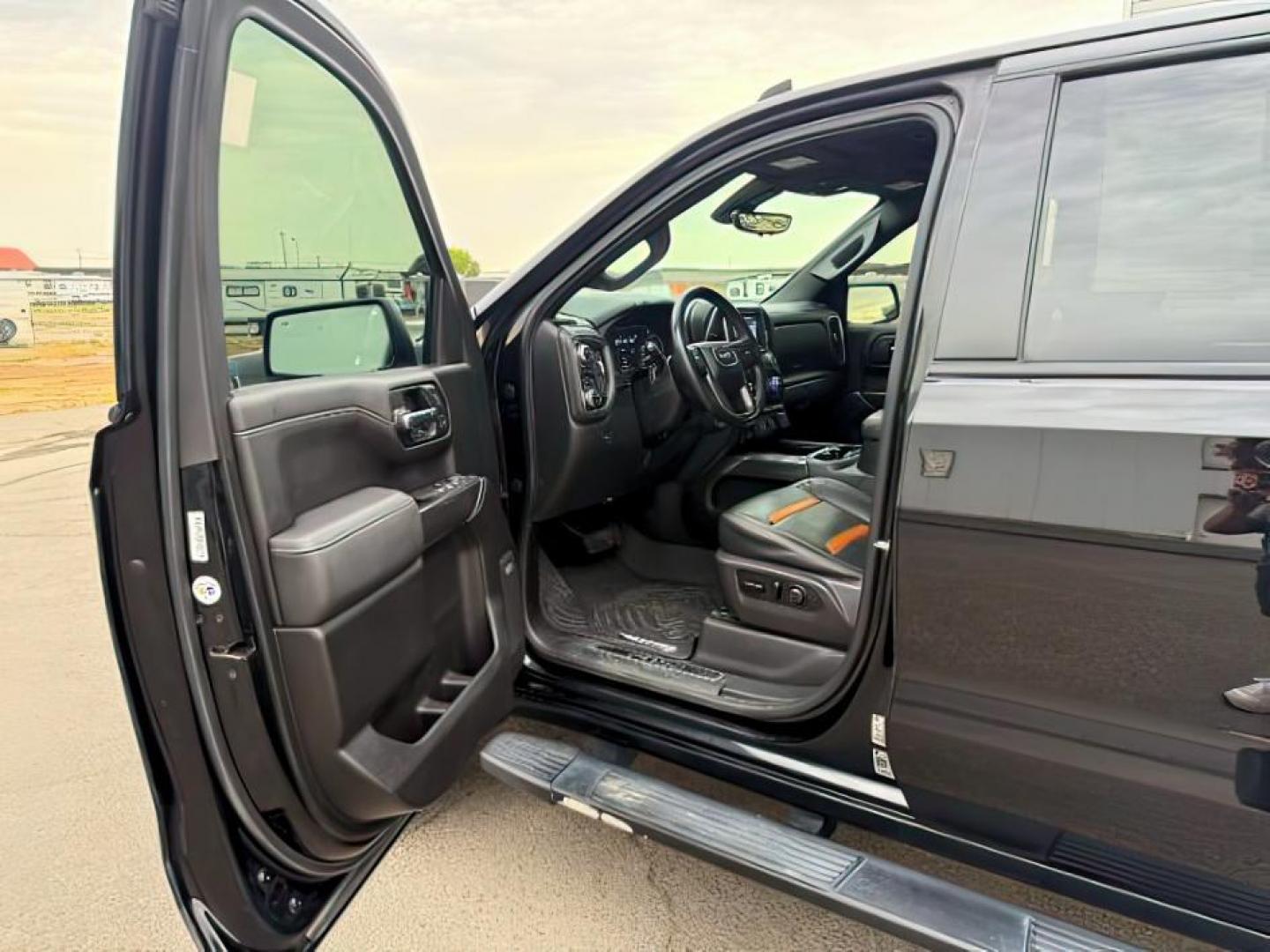 2020 Onyx Black /Jet Black w/Kalahari Accents, leather GMC Sierra 1500 (1GTP9EEL2LZ) with an 62L V8 OHV 16V engine, Automatic transmission, located at 1175 N Woodruff Ave, Idaho Falls, ID, 83401, 43.506901, -111.999657 - At Timberline Auto, finding a great deal on your next vehicle is always easy! Our experienced sales staff's goal is to help find you the right vehicle at the right price! Our knowledgeable finance department has options for almost any credit score. We offer extended service contract options to prote - Photo#12