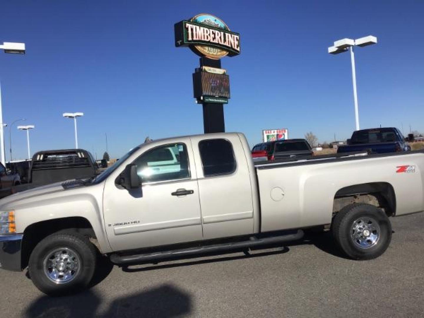 2007 SILVER /CLOTH Chevrolet Silverado 3500HD LT (1GCHK39657E) with an 6.6 engine, AUTOMATIC transmission, located at 1235 N Woodruff Ave., Idaho Falls, 83401, (208) 523-1053, 43.507172, -112.000488 - This 2007 Chevrolet 3500HD 4x4 LT, with the 6.6L diesel motor, cloth interior, cruise control, power locks, power windows, and AM/FM CD player. At Timberline Auto it is always easy to find a great deal on your next vehicle! Our experienced sales staff can help find the right vehicle that will fit - Photo#1