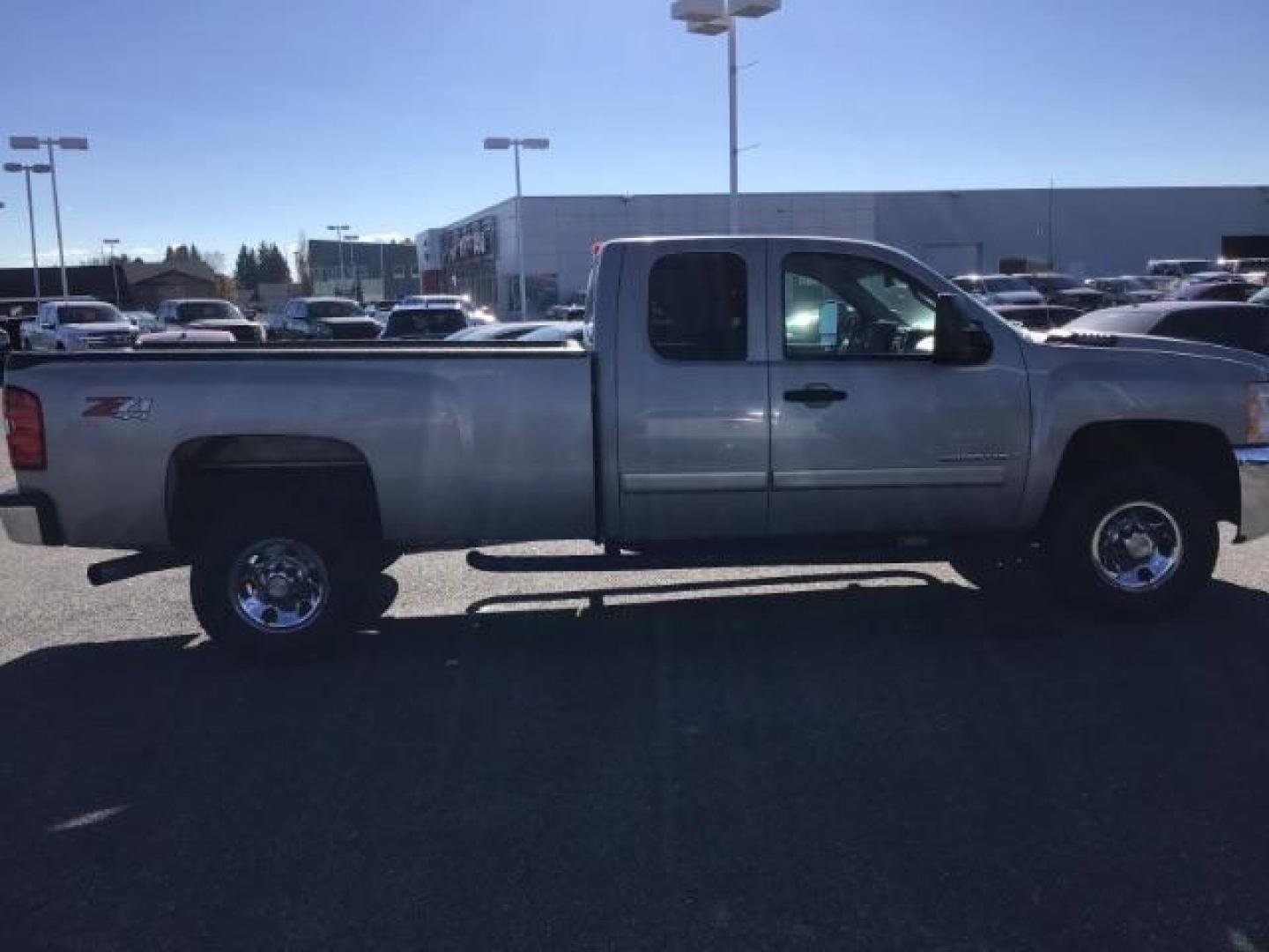 2007 SILVER /CLOTH Chevrolet Silverado 3500HD LT (1GCHK39657E) with an 6.6 engine, AUTOMATIC transmission, located at 1235 N Woodruff Ave., Idaho Falls, 83401, (208) 523-1053, 43.507172, -112.000488 - This 2007 Chevrolet 3500HD 4x4 LT, with the 6.6L diesel motor, cloth interior, cruise control, power locks, power windows, and AM/FM CD player. At Timberline Auto it is always easy to find a great deal on your next vehicle! Our experienced sales staff can help find the right vehicle that will fit - Photo#5