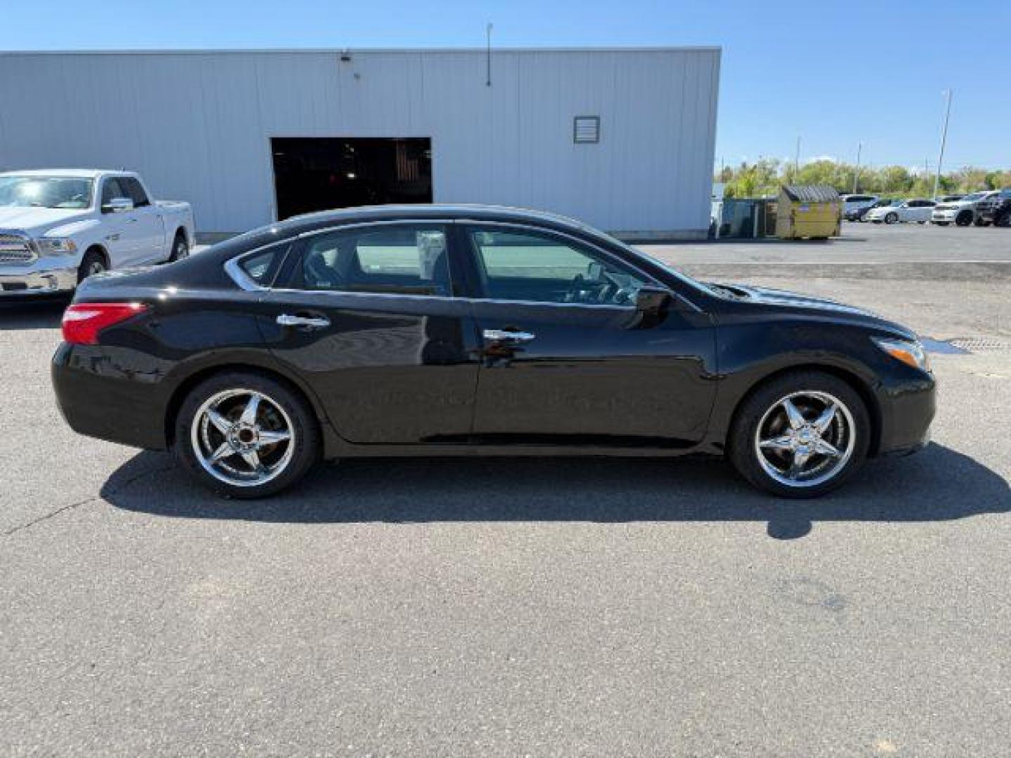 2017 BLACK /BLACK Nissan Altima 2.5 SV (1N4AL3AP4HN) with an 2.5 engine, AUTOMATIC transmission, located at 1235 N Woodruff Ave., Idaho Falls, 83401, (208) 523-1053, 43.507172, -112.000488 - At Timberline Auto, finding a great deal on your next vehicle is always easy! Our experienced sales staff's goal is to help find you the right vehicle at the right price! Our knowledgeable finance department has options for almost any credit score. We offer extended service contract options to prote - Photo#5
