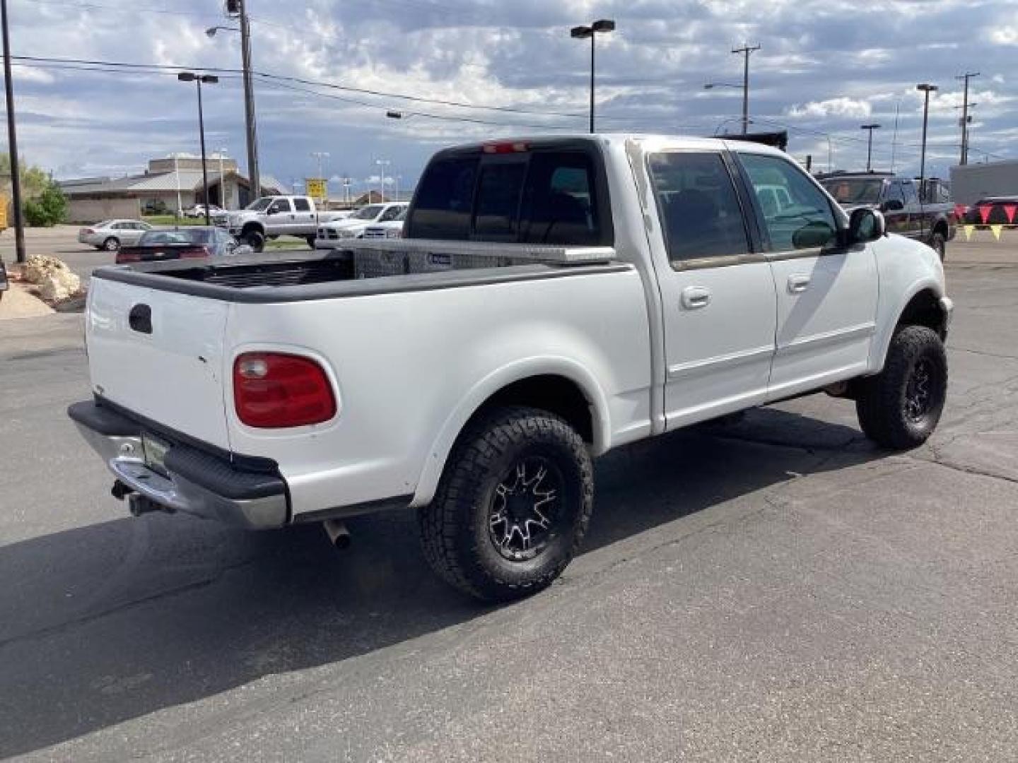 2001 WHITE /Medium Graphite Cloth Ford F-150 XLT SuperCrew 4WD (1FTRW08L51K) with an 5.4L V8 SOHC 16V engine, 4-Speed Automatic transmission, located at 1235 N Woodruff Ave., Idaho Falls, 83401, (208) 523-1053, 43.507172, -112.000488 - Photo#5
