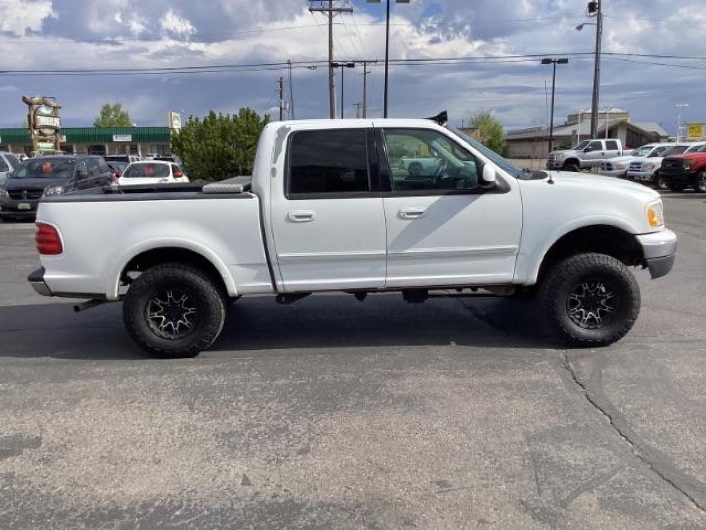 2001 WHITE /Medium Graphite Cloth Ford F-150 XLT SuperCrew 4WD (1FTRW08L51K) with an 5.4L V8 SOHC 16V engine, 4-Speed Automatic transmission, located at 1235 N Woodruff Ave., Idaho Falls, 83401, (208) 523-1053, 43.507172, -112.000488 - Photo#6