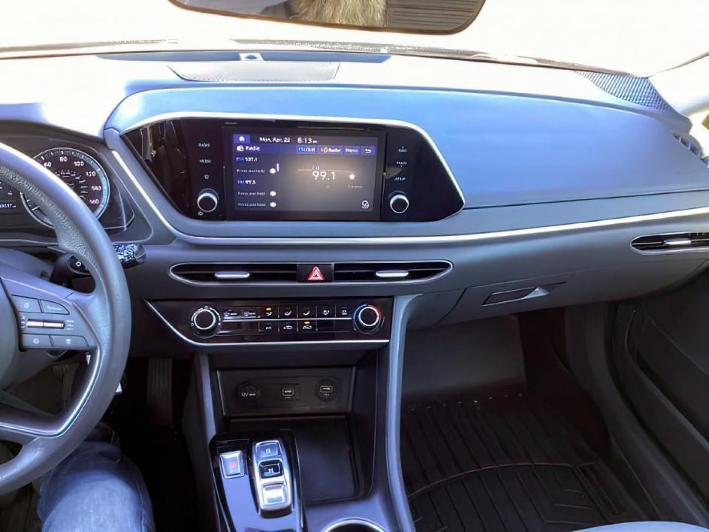 2020 BLACK /CLOTH Hyundai Sonata SE (5NPEG4JA2LH) with an 2.5L L4 DOHC 16V engine, 8-Speed Automatic transmission, located at 1235 N Woodruff Ave., Idaho Falls, 83401, (208) 523-1053, 43.507172, -112.000488 - The 2020 Sonata featured a completely redesigned exterior, characterized by a sleek coupe-like profile and Hyundai's Sensuous Sportiness design philosophy. It had a prominent front grille, LED headlights, and a fastback-style roofline, giving it a more upscale and dynamic appearance compared to its - Photo#11