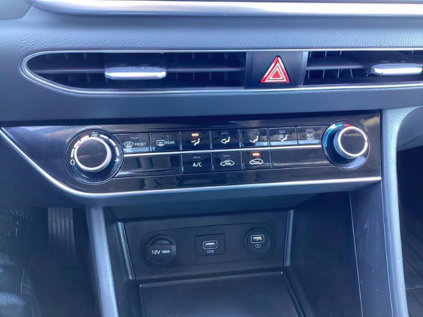 2020 BLACK /CLOTH Hyundai Sonata SE (5NPEG4JA2LH) with an 2.5L L4 DOHC 16V engine, 8-Speed Automatic transmission, located at 1235 N Woodruff Ave., Idaho Falls, 83401, (208) 523-1053, 43.507172, -112.000488 - The 2020 Sonata featured a completely redesigned exterior, characterized by a sleek coupe-like profile and Hyundai's Sensuous Sportiness design philosophy. It had a prominent front grille, LED headlights, and a fastback-style roofline, giving it a more upscale and dynamic appearance compared to its - Photo#13