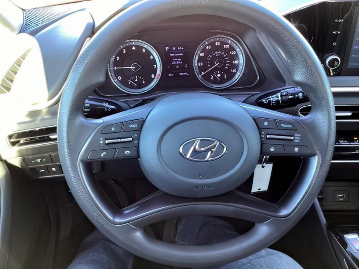2020 BLACK /CLOTH Hyundai Sonata SE (5NPEG4JA2LH) with an 2.5L L4 DOHC 16V engine, 8-Speed Automatic transmission, located at 1235 N Woodruff Ave., Idaho Falls, 83401, (208) 523-1053, 43.507172, -112.000488 - The 2020 Sonata featured a completely redesigned exterior, characterized by a sleek coupe-like profile and Hyundai's Sensuous Sportiness design philosophy. It had a prominent front grille, LED headlights, and a fastback-style roofline, giving it a more upscale and dynamic appearance compared to its - Photo#15