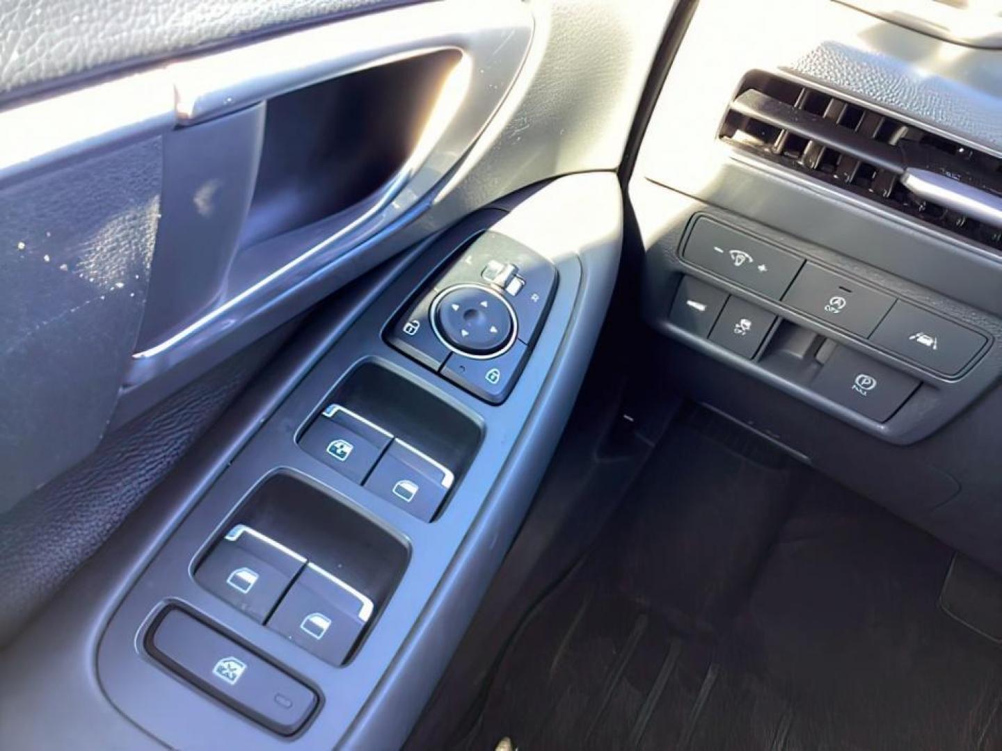 2020 BLACK /CLOTH Hyundai Sonata SE (5NPEG4JA2LH) with an 2.5L L4 DOHC 16V engine, 8-Speed Automatic transmission, located at 1235 N Woodruff Ave., Idaho Falls, 83401, (208) 523-1053, 43.507172, -112.000488 - The 2020 Sonata featured a completely redesigned exterior, characterized by a sleek coupe-like profile and Hyundai's Sensuous Sportiness design philosophy. It had a prominent front grille, LED headlights, and a fastback-style roofline, giving it a more upscale and dynamic appearance compared to its - Photo#17