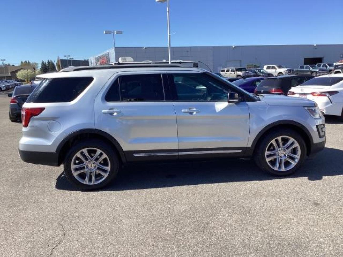 2017 Ingot Silver Metallic /Dark Earth w/Ebony Black, leather/sueded microfibe Ford Explorer XLT 4WD (1FM5K8D87HG) with an 3.5L V6 DOHC 24V engine, 6-Speed Automatic transmission, located at 1235 N Woodruff Ave., Idaho Falls, 83401, (208) 523-1053, 43.507172, -112.000488 - Photo#4