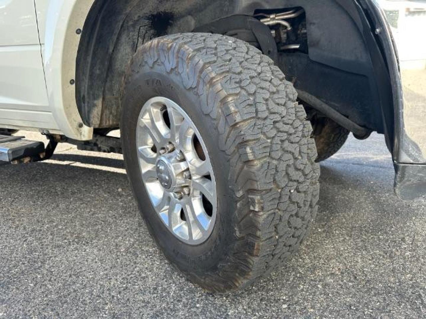 2017 WHITE /Black, leather RAM 2500 Laramie Crew Cab SWB 4WD (3C6UR5FJ6HG) with an 6.4L V8 engine, 6-Speed Automatic transmission, located at 1235 N Woodruff Ave., Idaho Falls, 83401, (208) 523-1053, 43.507172, -112.000488 - At Timberline Auto, finding a great deal on your next vehicle is always easy! Our experienced sales staff's goal is to help find you the right vehicle at the right price! Our knowledgeable finance department has options for almost any credit score. We offer extended service contract options to prote - Photo#11