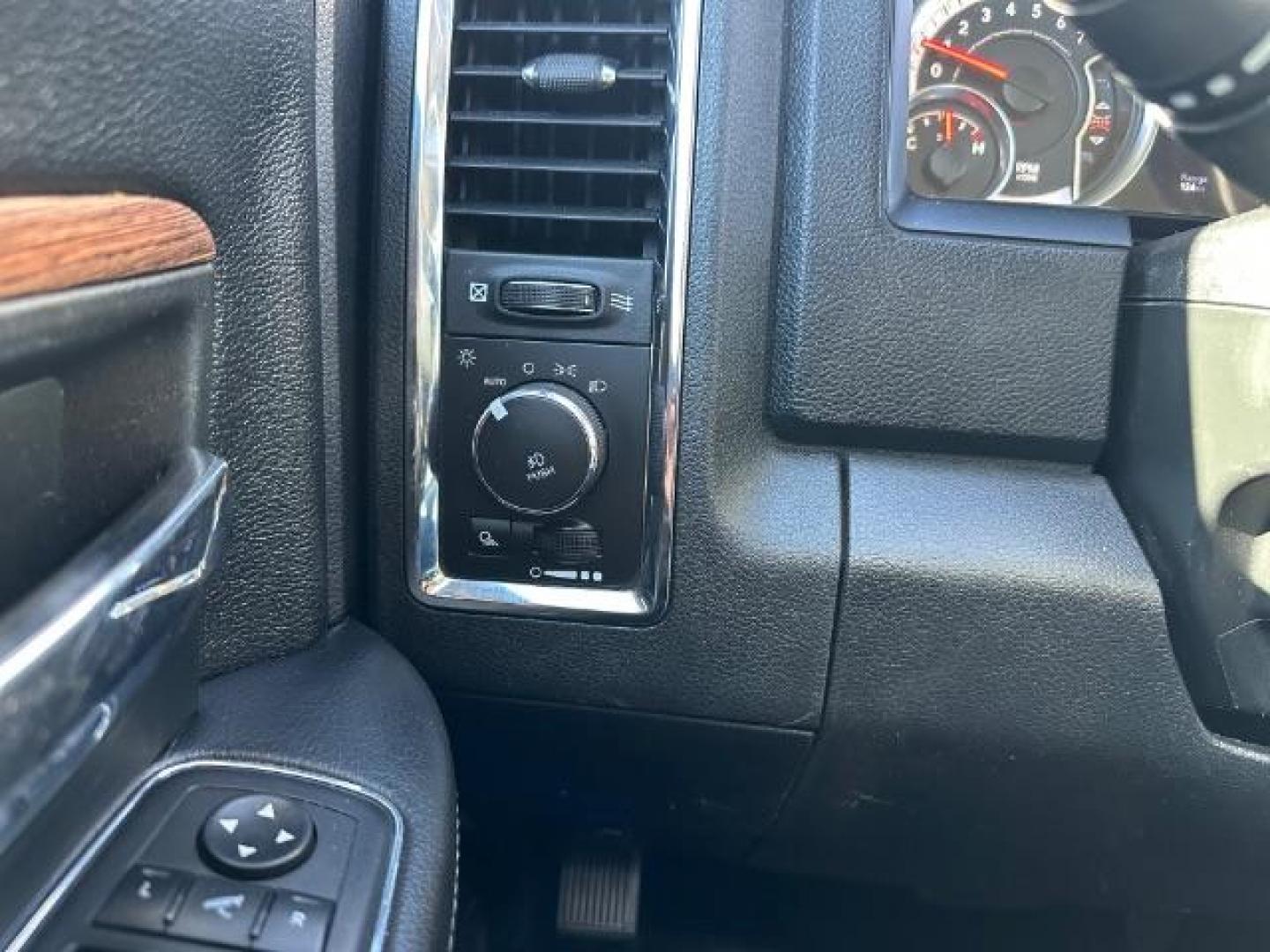 2017 WHITE /Black, leather RAM 2500 Laramie Crew Cab SWB 4WD (3C6UR5FJ6HG) with an 6.4L V8 engine, 6-Speed Automatic transmission, located at 1235 N Woodruff Ave., Idaho Falls, 83401, (208) 523-1053, 43.507172, -112.000488 - At Timberline Auto, finding a great deal on your next vehicle is always easy! Our experienced sales staff's goal is to help find you the right vehicle at the right price! Our knowledgeable finance department has options for almost any credit score. We offer extended service contract options to prote - Photo#27
