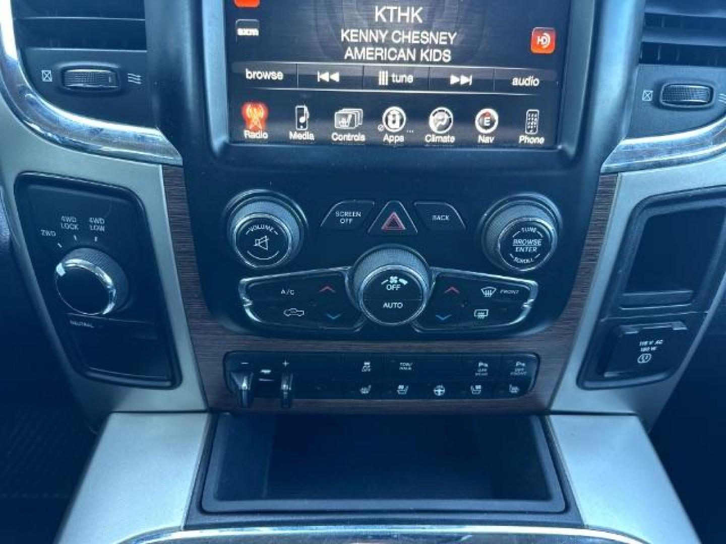 2017 WHITE /Black, leather RAM 2500 Laramie Crew Cab SWB 4WD (3C6UR5FJ6HG) with an 6.4L V8 engine, 6-Speed Automatic transmission, located at 1235 N Woodruff Ave., Idaho Falls, 83401, (208) 523-1053, 43.507172, -112.000488 - At Timberline Auto, finding a great deal on your next vehicle is always easy! Our experienced sales staff's goal is to help find you the right vehicle at the right price! Our knowledgeable finance department has options for almost any credit score. We offer extended service contract options to prote - Photo#26