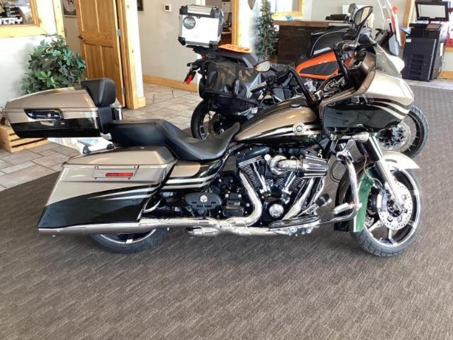 2013 Harley-Davidson FLTRXSE (1HD1TC815DB) with an 1800CC engine, located at 1235 N Woodruff Ave., Idaho Falls, 83401, (208) 523-1053, 43.507172, -112.000488 - Photo#2