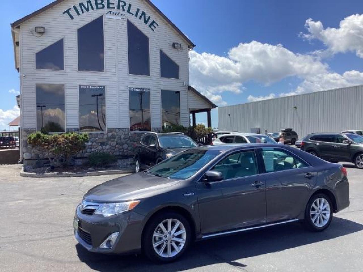2013 GRAY Toyota Camry Hybrid SEDAN 4-DR (4T1BD1FK0DU) with an 2.5L L4 DOHC 16V HYBRID engine, Continuously Variable Transmission transmission, located at 1235 N Woodruff Ave., Idaho Falls, 83401, (208) 523-1053, 43.507172, -112.000488 - The 2013 Toyota Camry Hybrid XLE is a mid-size sedan that combines the fuel efficiency of a hybrid powertrain with the comfort and features of a premium trim level. Here are the key features of the 2013 Toyota Camry Hybrid XLE: Engine and Performance Engine: 2.5-liter 4-cylinder engine paired with a - Photo#0