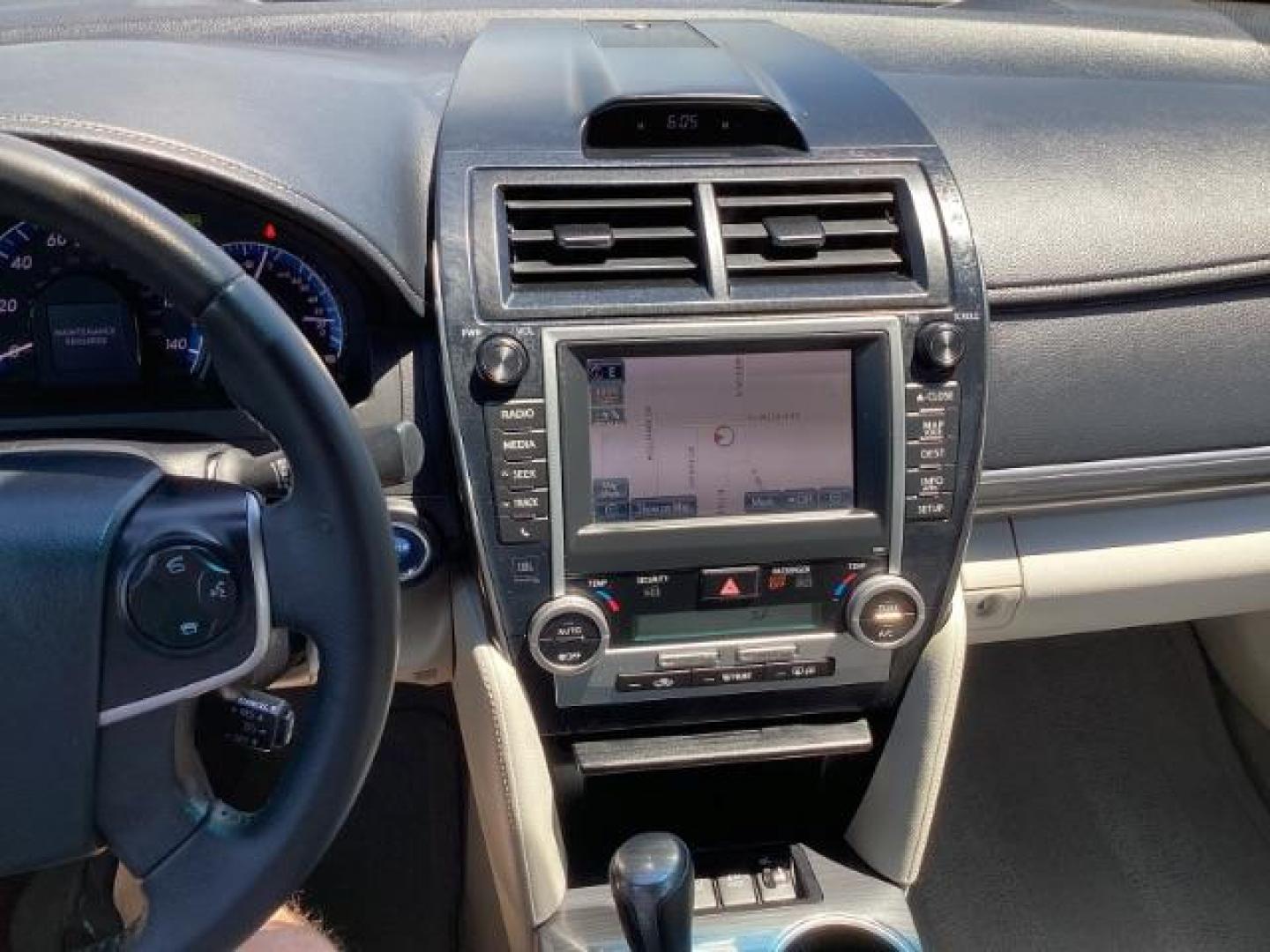 2013 GRAY Toyota Camry Hybrid SEDAN 4-DR (4T1BD1FK0DU) with an 2.5L L4 DOHC 16V HYBRID engine, Continuously Variable Transmission transmission, located at 1235 N Woodruff Ave., Idaho Falls, 83401, (208) 523-1053, 43.507172, -112.000488 - The 2013 Toyota Camry Hybrid XLE is a mid-size sedan that combines the fuel efficiency of a hybrid powertrain with the comfort and features of a premium trim level. Here are the key features of the 2013 Toyota Camry Hybrid XLE: Engine and Performance Engine: 2.5-liter 4-cylinder engine paired with a - Photo#9