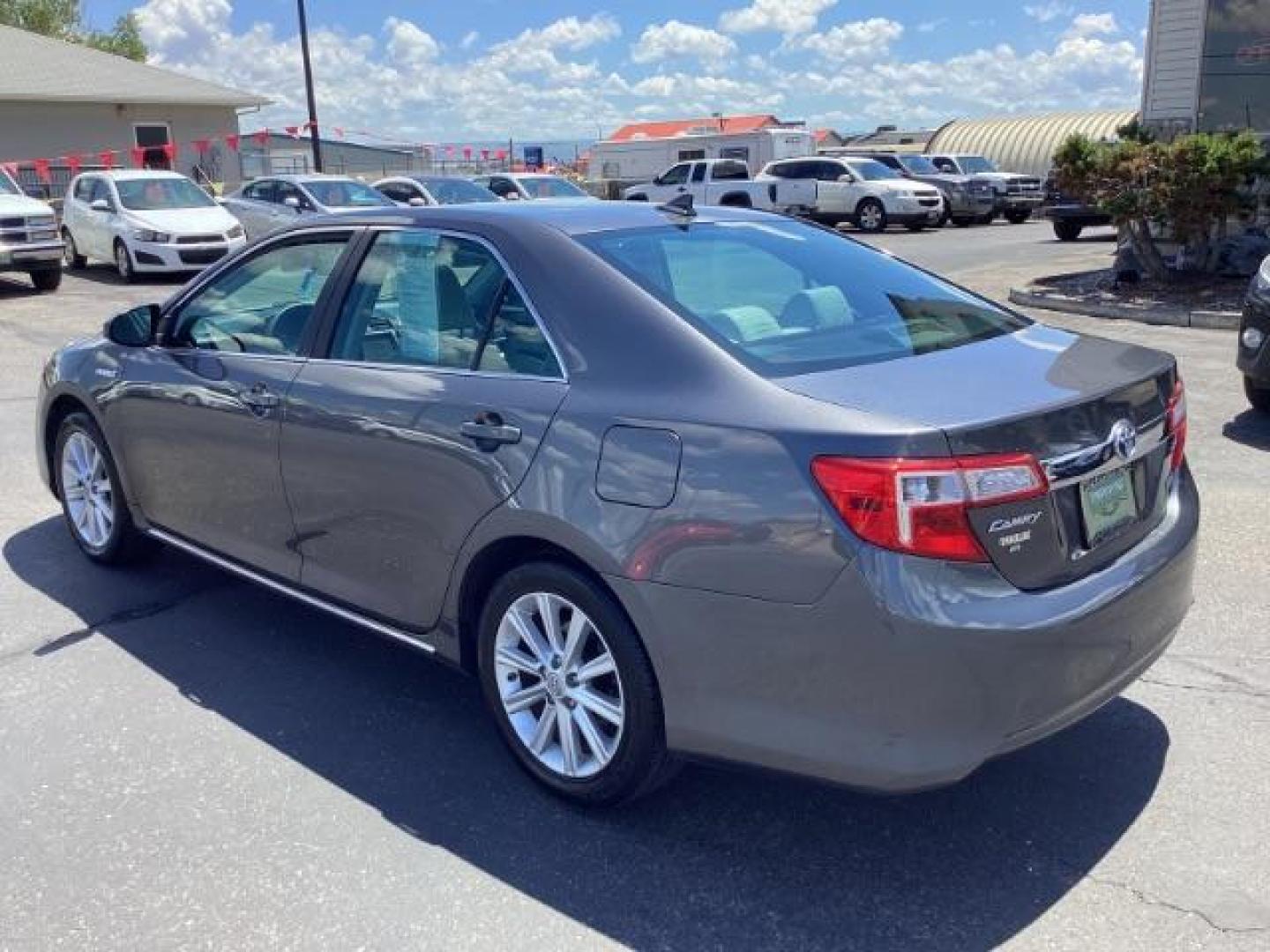 2013 GRAY Toyota Camry Hybrid SEDAN 4-DR (4T1BD1FK0DU) with an 2.5L L4 DOHC 16V HYBRID engine, Continuously Variable Transmission transmission, located at 1235 N Woodruff Ave., Idaho Falls, 83401, (208) 523-1053, 43.507172, -112.000488 - The 2013 Toyota Camry Hybrid XLE is a mid-size sedan that combines the fuel efficiency of a hybrid powertrain with the comfort and features of a premium trim level. Here are the key features of the 2013 Toyota Camry Hybrid XLE: Engine and Performance Engine: 2.5-liter 4-cylinder engine paired with a - Photo#1