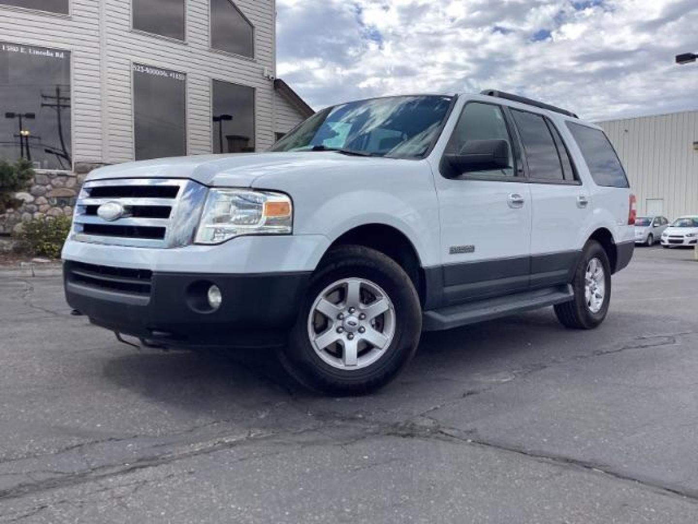 2007 Oxford White Ford Expedition XLT 4WD (1FMFU16537L) with an 5.4L V8 SOHC 16V engine, 6-Speed Automatic transmission, located at 1235 N Woodruff Ave., Idaho Falls, 83401, (208) 523-1053, 43.507172, -112.000488 - Photo#1