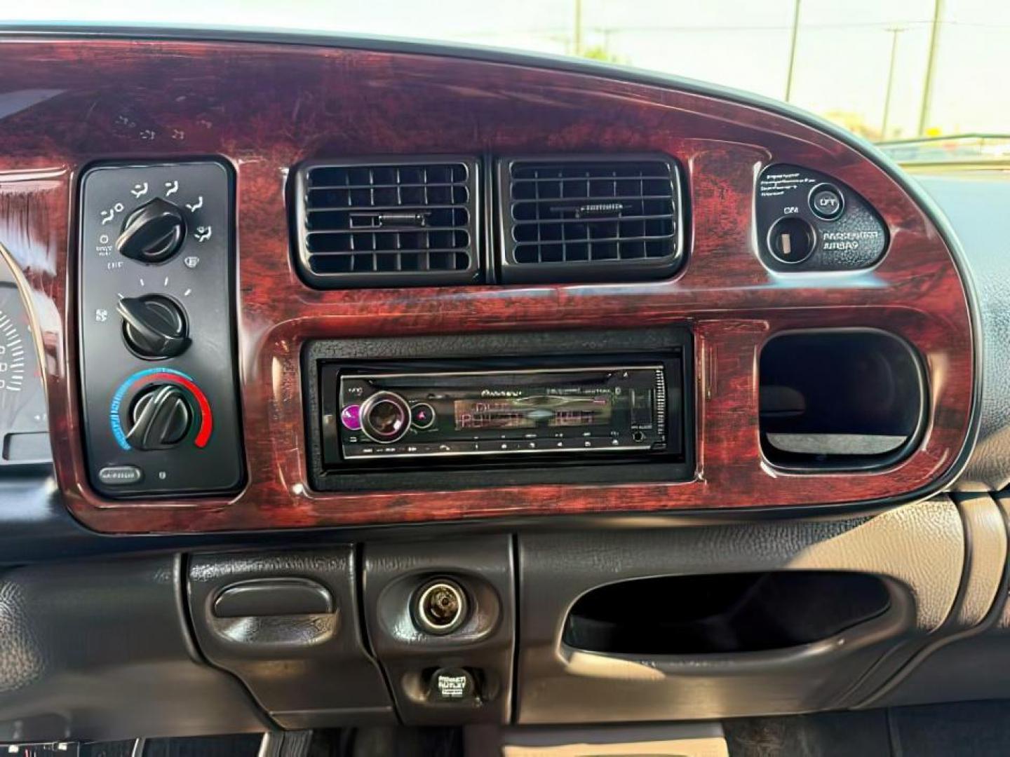 1999 WHITE /CLOTH Dodge Ram 2500 (1B7KF2365XJ) with an 59 engine, Manual transmission, located at 1175 N Woodruff Ave, Idaho Falls, ID, 83401, 43.506901, -111.999657 - At Timberline Auto, finding a great deal on your next vehicle is always easy! Our experienced sales staff's goal is to help find you the right vehicle at the right price! Our knowledgeable finance department has options for almost any credit score. We offer extended service contract options to prote - Photo#11