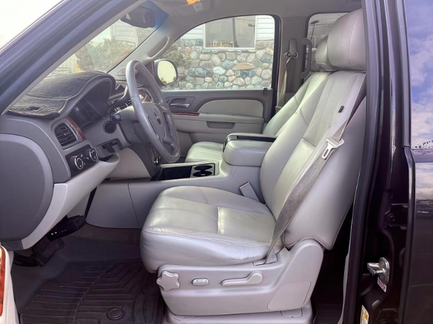 2014 Onyx Black /Ebony GMC Yukon XL SLT 1/2 Ton 4WD (1GKS2KE75ER) with an 5.3L V8 OHV 16V FFV engine, 6-Speed Automatic transmission, located at 1235 N Woodruff Ave., Idaho Falls, 83401, (208) 523-1053, 43.507172, -112.000488 - At Timberline Auto, finding a great deal on your next vehicle is always easy! Our experienced sales staff's goal is to help find you the right vehicle at the right price! Our knowledgeable finance department has options for almost any credit score. We offer extended service contract options to prote - Photo#15