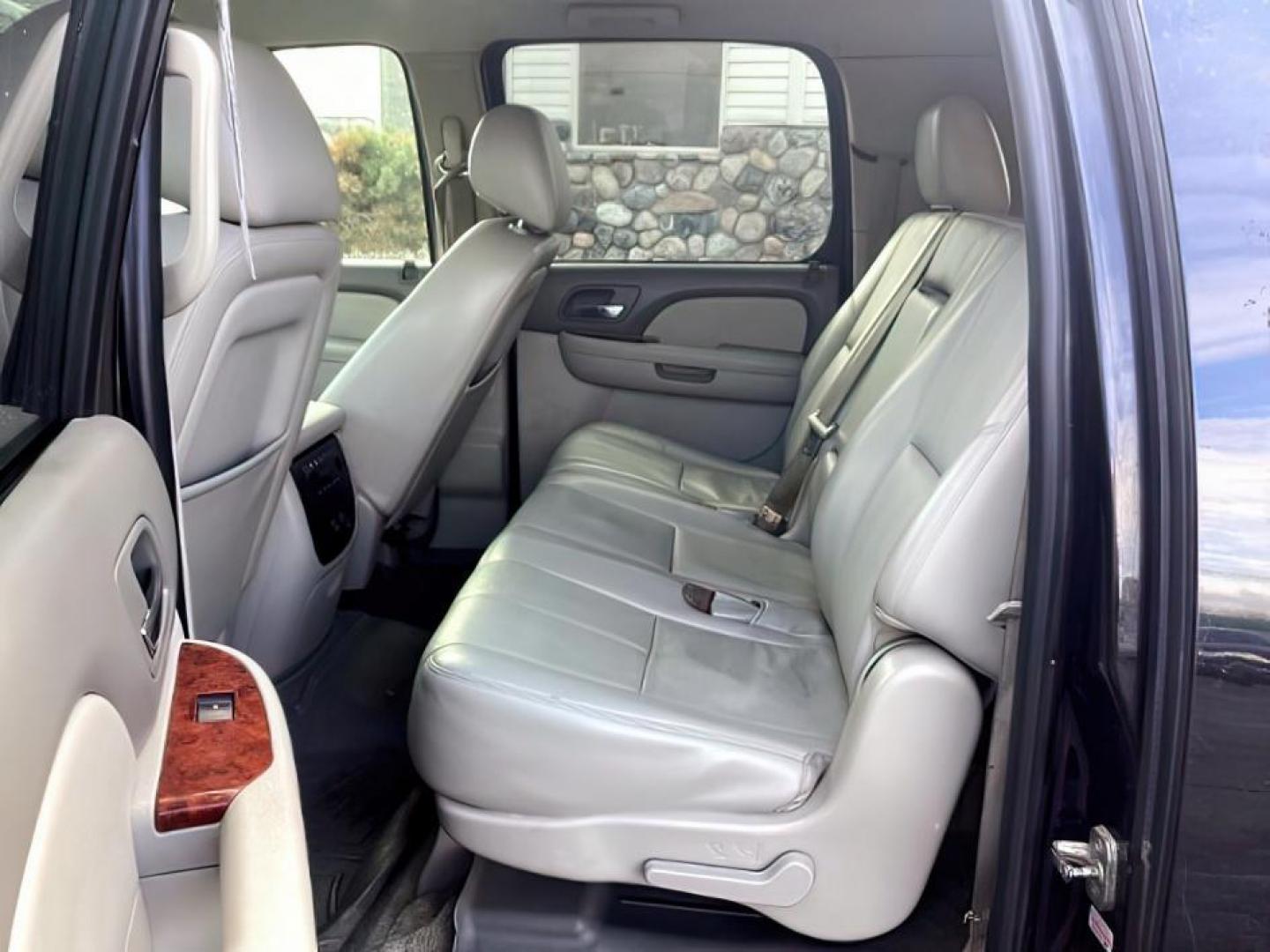2014 Onyx Black /Ebony GMC Yukon XL SLT 1/2 Ton 4WD (1GKS2KE75ER) with an 5.3L V8 OHV 16V FFV engine, 6-Speed Automatic transmission, located at 1235 N Woodruff Ave., Idaho Falls, 83401, (208) 523-1053, 43.507172, -112.000488 - At Timberline Auto, finding a great deal on your next vehicle is always easy! Our experienced sales staff's goal is to help find you the right vehicle at the right price! Our knowledgeable finance department has options for almost any credit score. We offer extended service contract options to prote - Photo#17