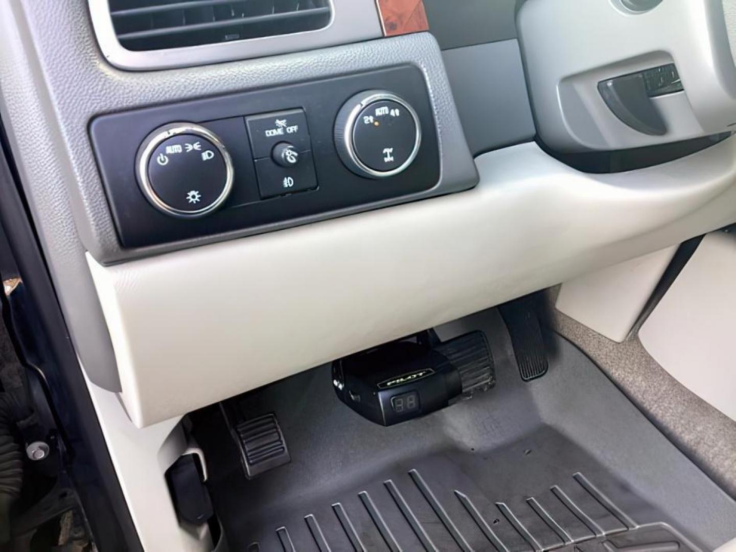 2014 Onyx Black /Ebony GMC Yukon XL SLT 1/2 Ton 4WD (1GKS2KE75ER) with an 5.3L V8 OHV 16V FFV engine, 6-Speed Automatic transmission, located at 1235 N Woodruff Ave., Idaho Falls, 83401, (208) 523-1053, 43.507172, -112.000488 - At Timberline Auto, finding a great deal on your next vehicle is always easy! Our experienced sales staff's goal is to help find you the right vehicle at the right price! Our knowledgeable finance department has options for almost any credit score. We offer extended service contract options to prote - Photo#18