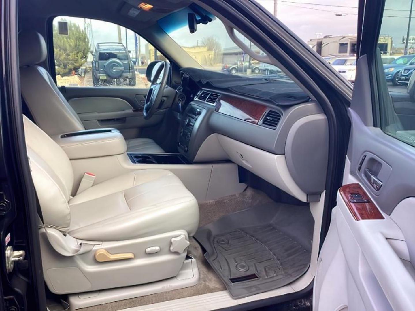 2014 Onyx Black /Ebony GMC Yukon XL SLT 1/2 Ton 4WD (1GKS2KE75ER) with an 5.3L V8 OHV 16V FFV engine, 6-Speed Automatic transmission, located at 1235 N Woodruff Ave., Idaho Falls, 83401, (208) 523-1053, 43.507172, -112.000488 - At Timberline Auto, finding a great deal on your next vehicle is always easy! Our experienced sales staff's goal is to help find you the right vehicle at the right price! Our knowledgeable finance department has options for almost any credit score. We offer extended service contract options to prote - Photo#23