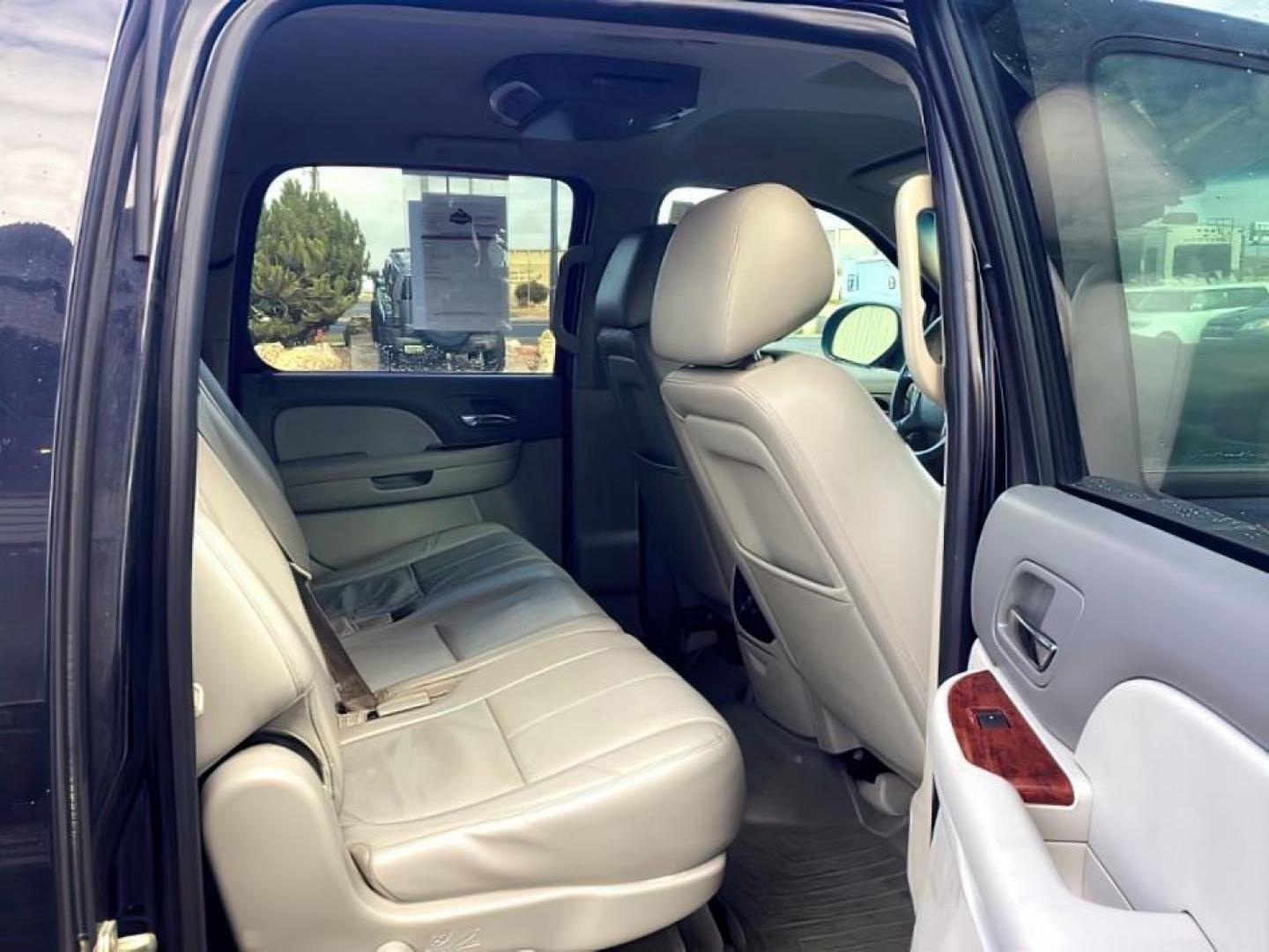 2014 Onyx Black /Ebony GMC Yukon XL SLT 1/2 Ton 4WD (1GKS2KE75ER) with an 5.3L V8 OHV 16V FFV engine, 6-Speed Automatic transmission, located at 1235 N Woodruff Ave., Idaho Falls, 83401, (208) 523-1053, 43.507172, -112.000488 - At Timberline Auto, finding a great deal on your next vehicle is always easy! Our experienced sales staff's goal is to help find you the right vehicle at the right price! Our knowledgeable finance department has options for almost any credit score. We offer extended service contract options to prote - Photo#24