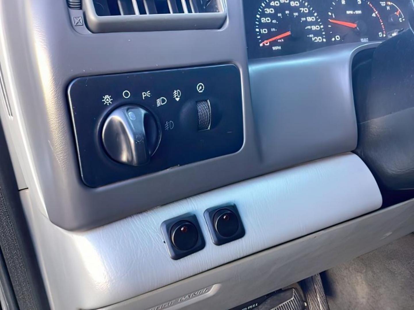 2002 SILVER /Medium Flint Cloth Trim Ford F-250 SD (1FTNW21F02E) with an 73L V8 OHV 16V TURBO DIESEL engine, Automatic transmission, located at 1175 N Woodruff Ave, Idaho Falls, ID, 83401, 43.506901, -111.999657 - At Timberline Auto, finding a great deal on your next vehicle is always easy! Our experienced sales staff's goal is to help find you the right vehicle at the right price! Our knowledgeable finance department has options for almost any credit score. We offer extended service contract options to prote - Photo#17